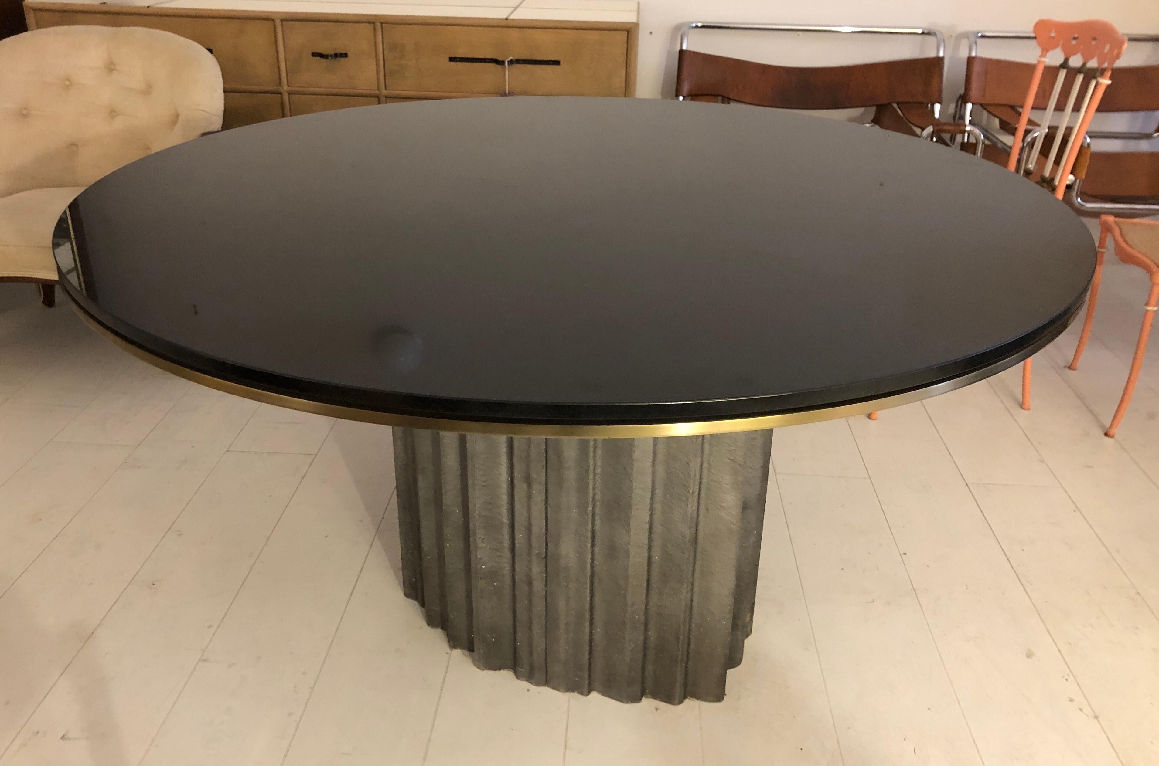 Fantastique base de table de salle à manger en aluminium moulé de forme organique dure, avec un plateau en pierre de 56