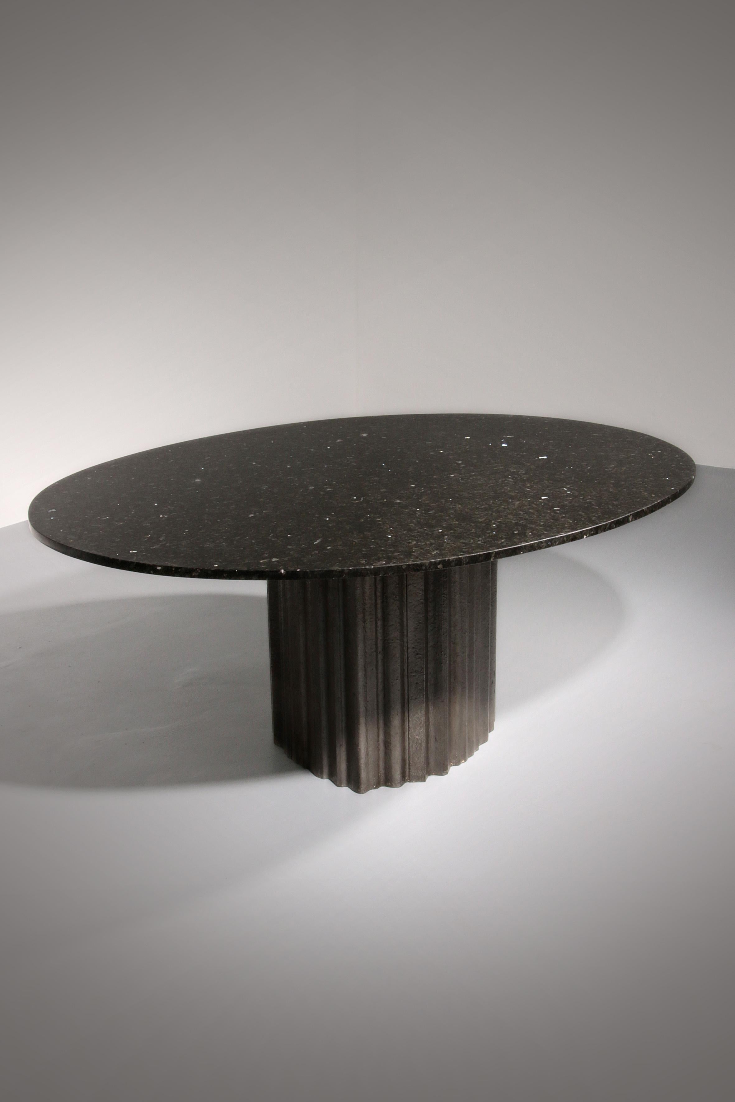 Cette table de salle à manger exquise, conçue par Max Papiri, incarne l'opulence et la sophistication de la haute société italienne des années 1960-1970. La base en aluminium moulé présente un ovale organique frappant.  forme, dégageant à la fois