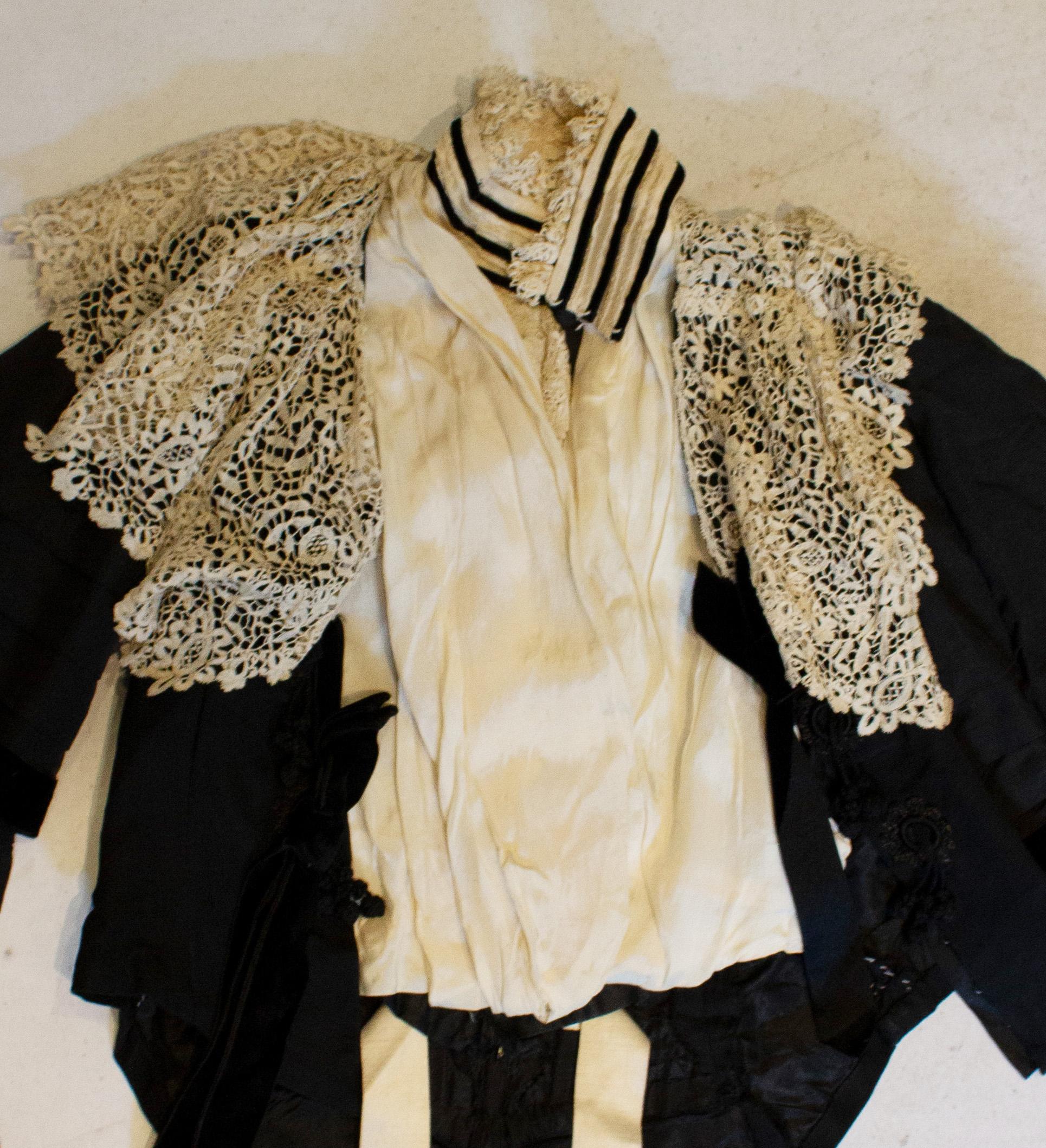 Una splendida giacca vittoriana d'epoca  da Gilly and Sons , Bath. Il corpo della giacca è rinforzato e presenta un dettaglio di legatura in vita, mentre le maniche sono caratterizzate da un meraviglioso dettaglio a strati.