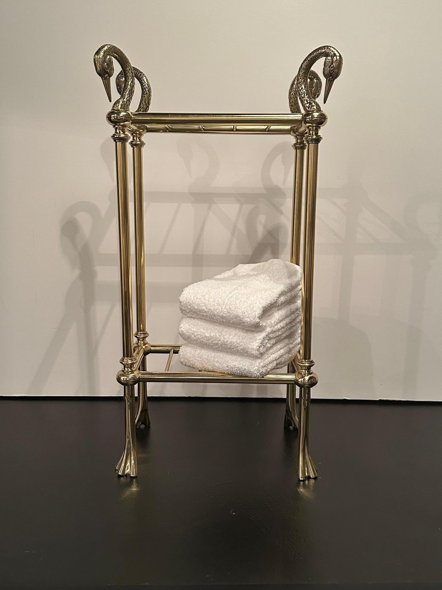 Élégant porte-parapluie italien en laiton moulé, avec des têtes de canard aux quatre coins supérieurs et des pieds en forme de canard.  A été utilisé dans une salle de bain d'une propriété pour les serviettes.