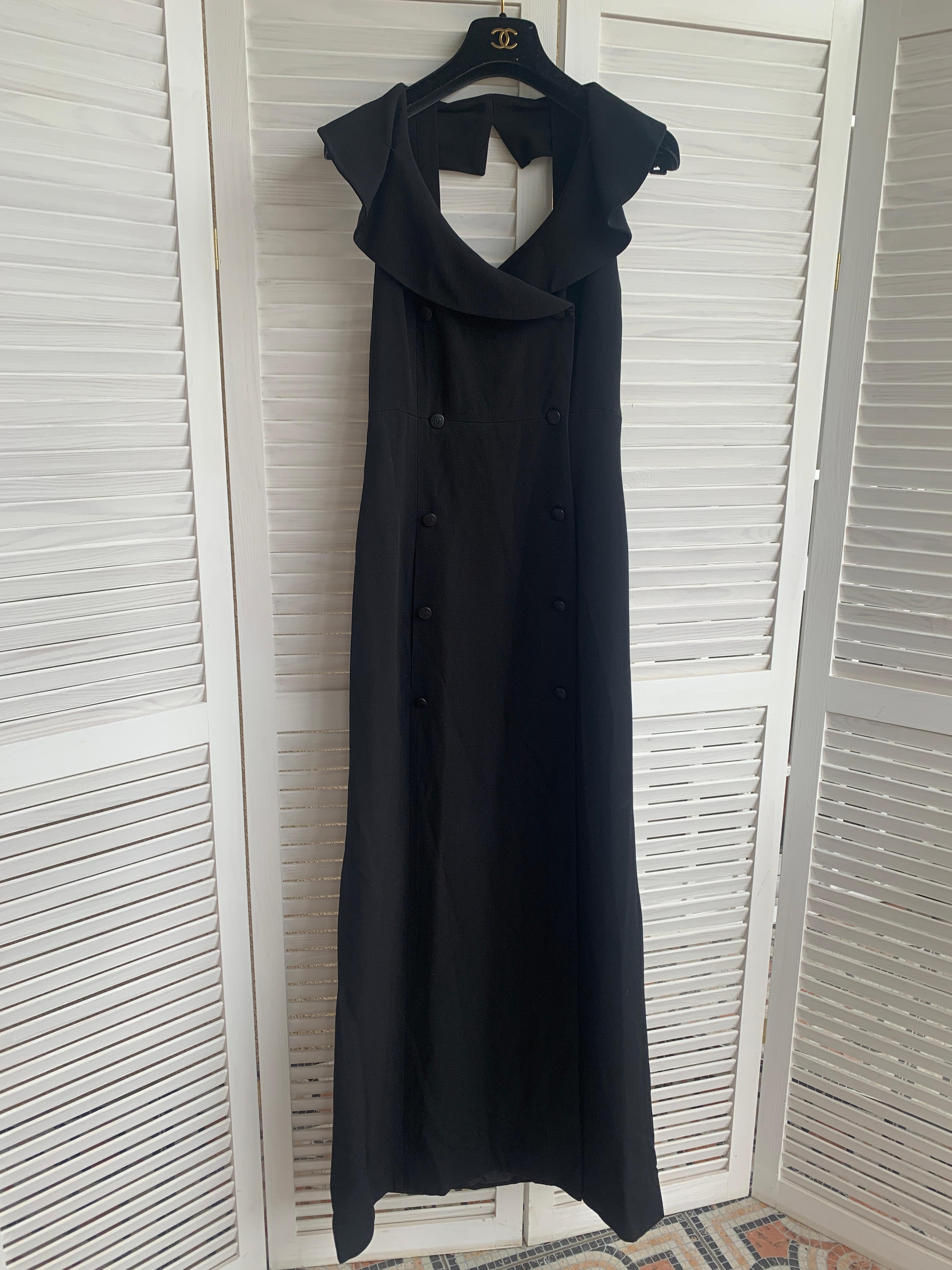 Chic ! Chanel 97c Karl Lagerfeld for Chanel 1997 - Robe de soirée noire et boutons avec logo en vente 5