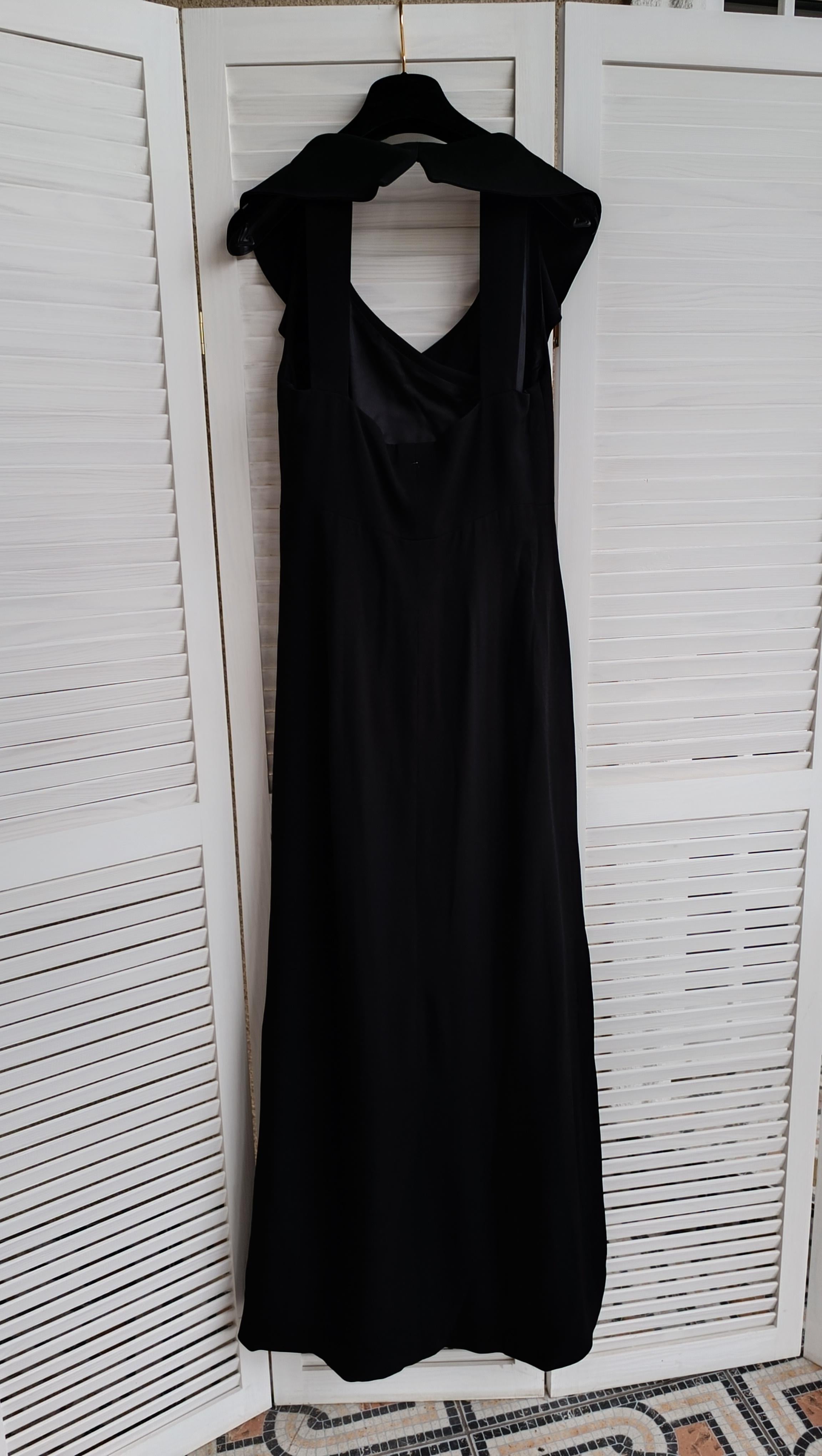 Chic ! Chanel 97c Karl Lagerfeld for Chanel 1997 - Robe de soirée noire et boutons avec logo en vente 6