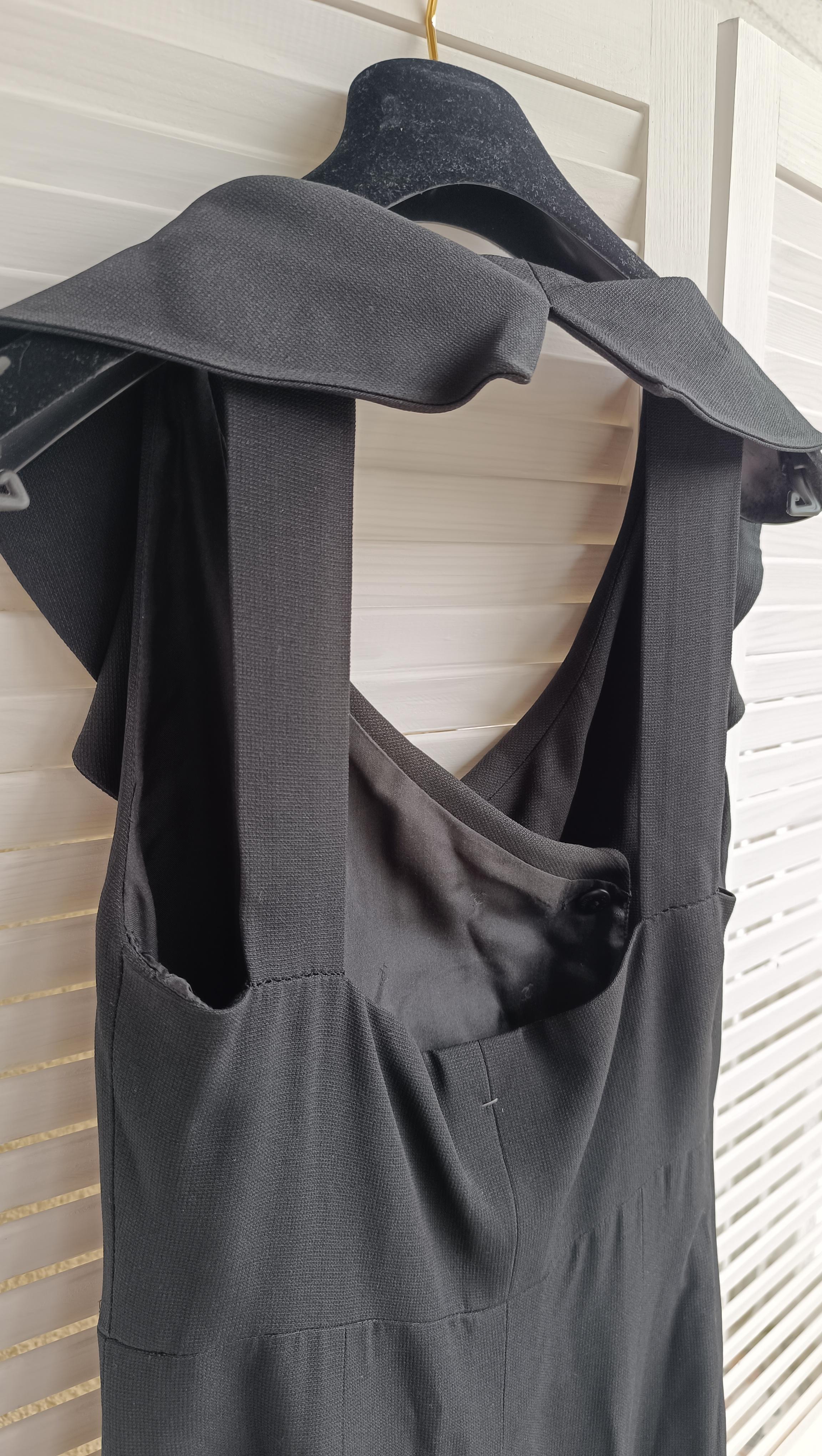 Chic ! Chanel 97c Karl Lagerfeld for Chanel 1997 - Robe de soirée noire et boutons avec logo en vente 7