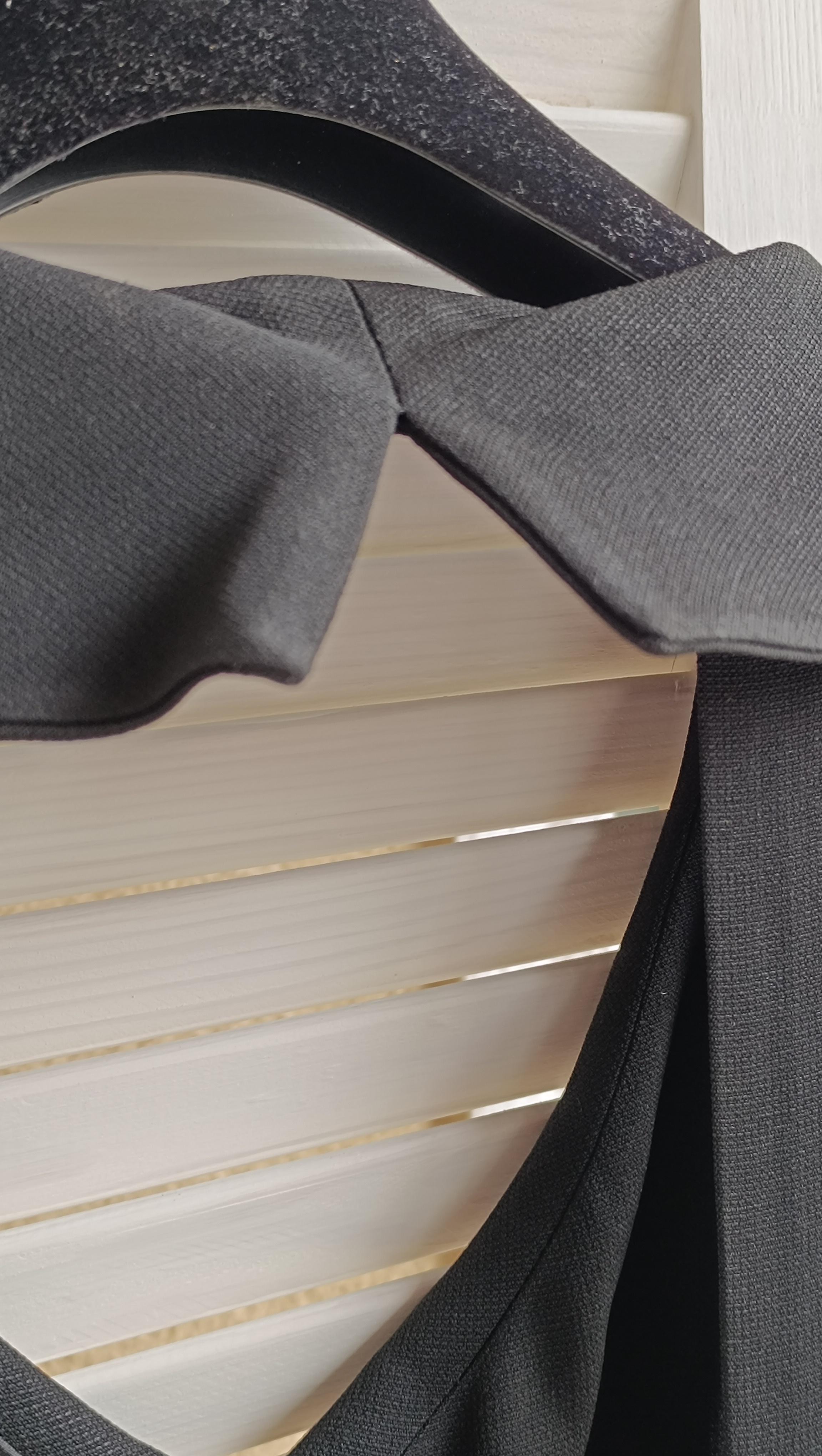 Chic ! Chanel 97c Karl Lagerfeld for Chanel 1997 - Robe de soirée noire et boutons avec logo en vente 8