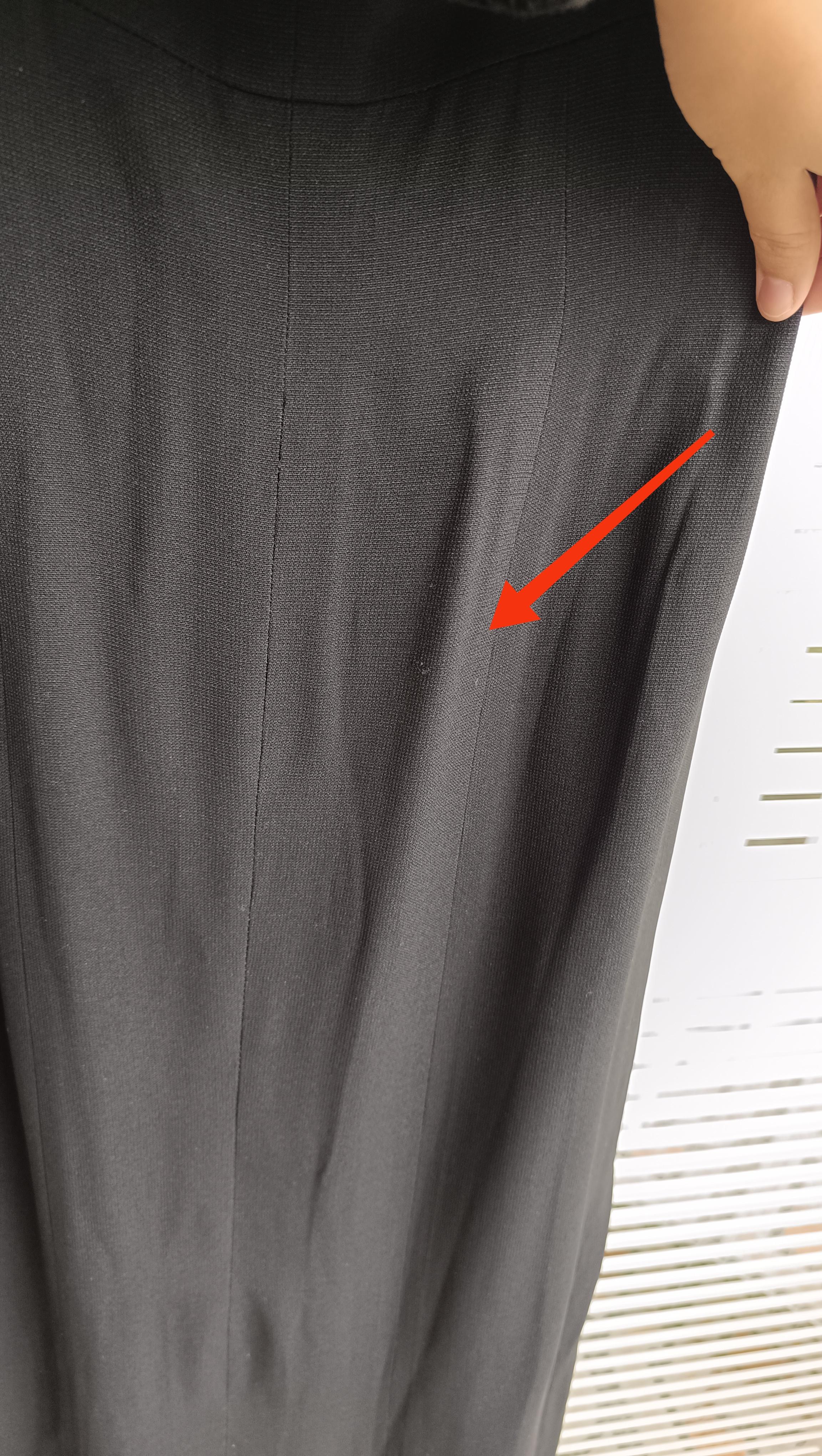 Chic ! Chanel 97c Karl Lagerfeld for Chanel 1997 - Robe de soirée noire et boutons avec logo en vente 9