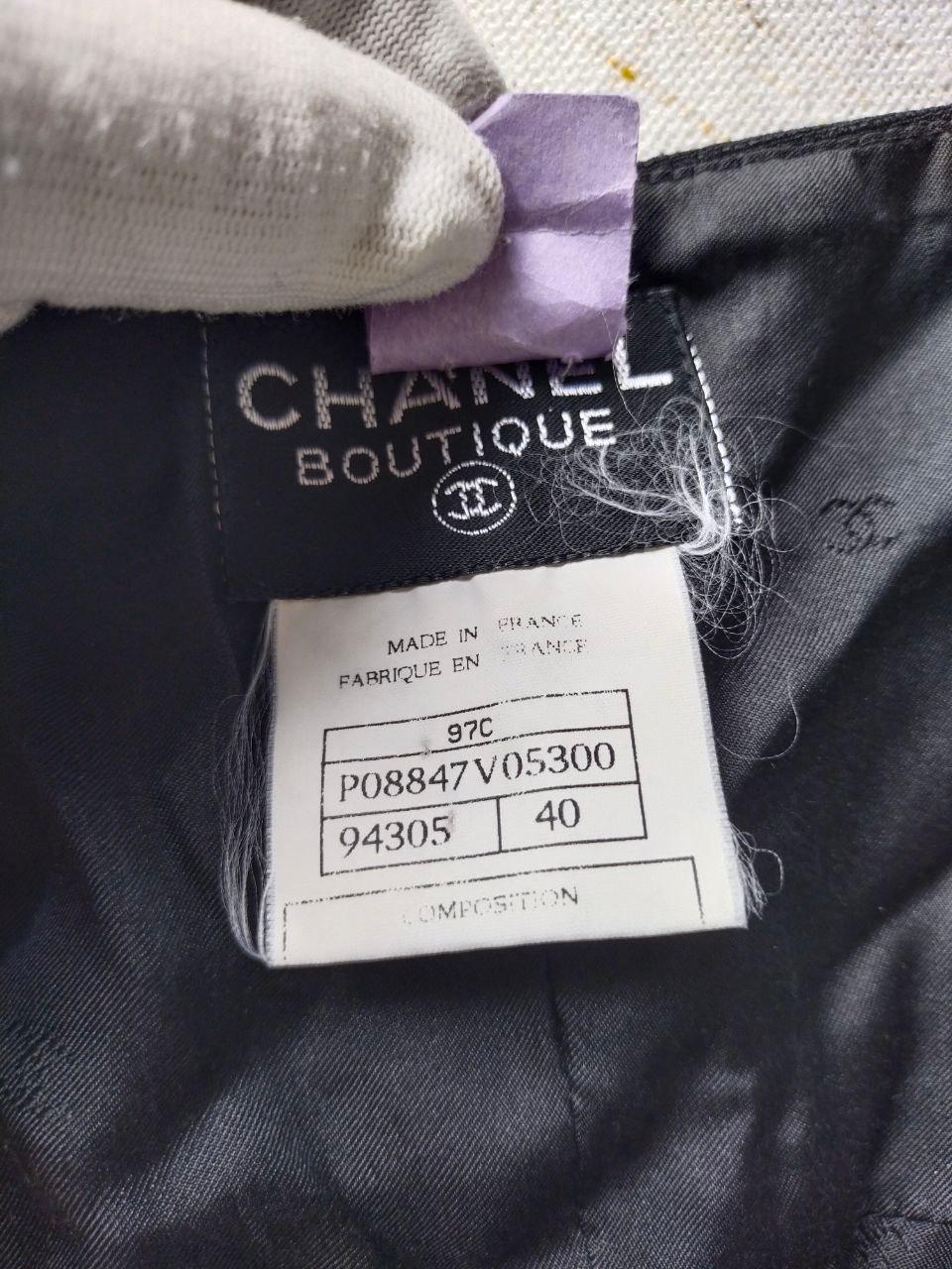 Chic ! Chanel 97c Karl Lagerfeld Cruise 1997 robe de soirée noire & boutons logo en vente 13