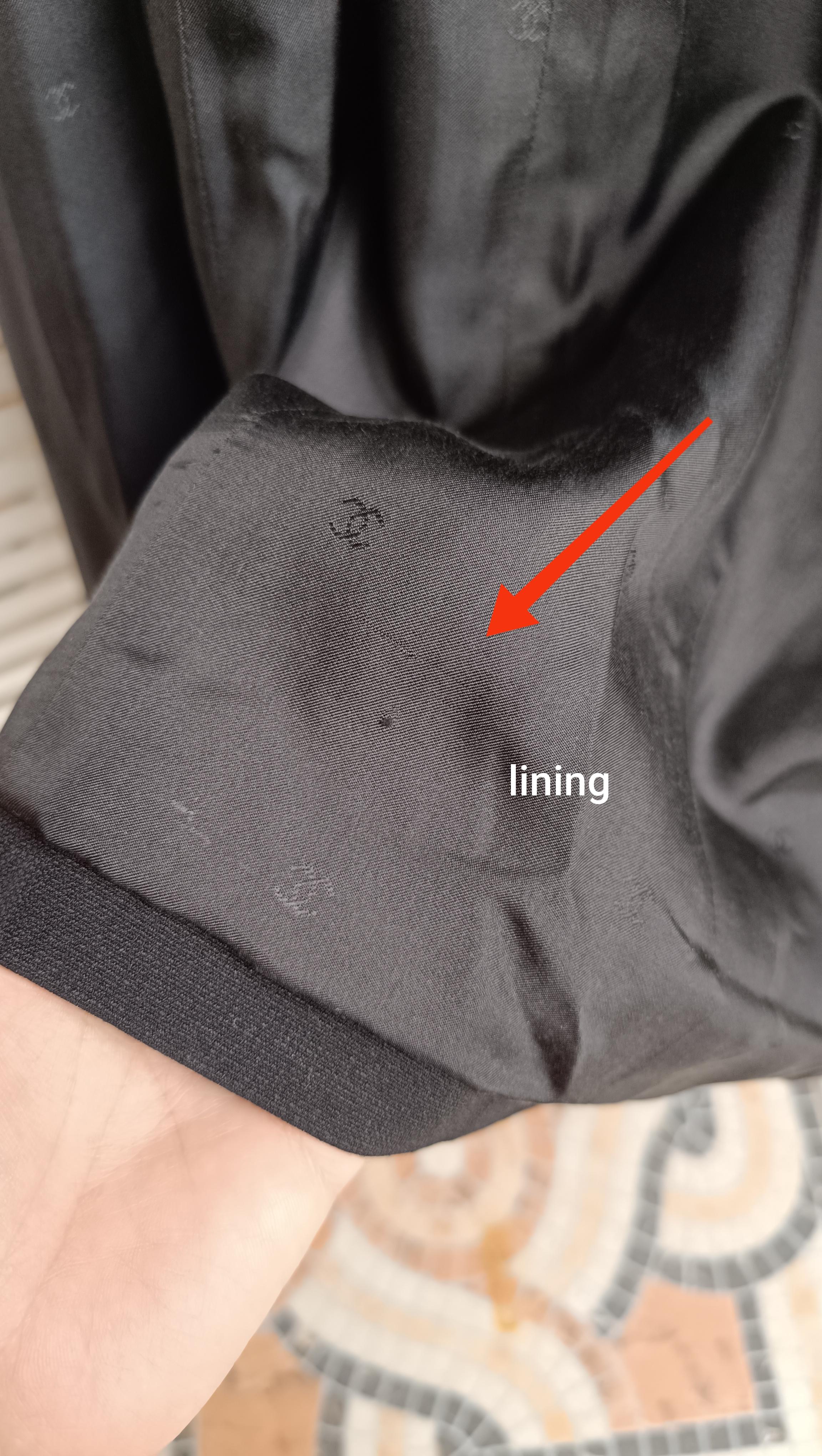 Chic ! Chanel 97c Karl Lagerfeld for Chanel 1997 - Robe de soirée noire et boutons avec logo en vente 13