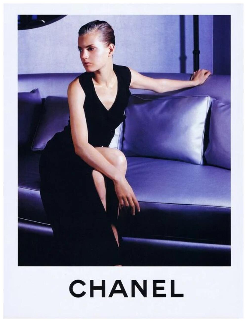 Chic ! Chanel 97c Karl Lagerfeld Cruise 1997 robe de soirée noire & boutons logo
Karl Lagerfeld pour Chanel
Collectional : Chanel Croisière 1997
Pays de production : France
Style Chanel : 97C / 94305 / P08847V05300
Dans un grand portfolio de photos
