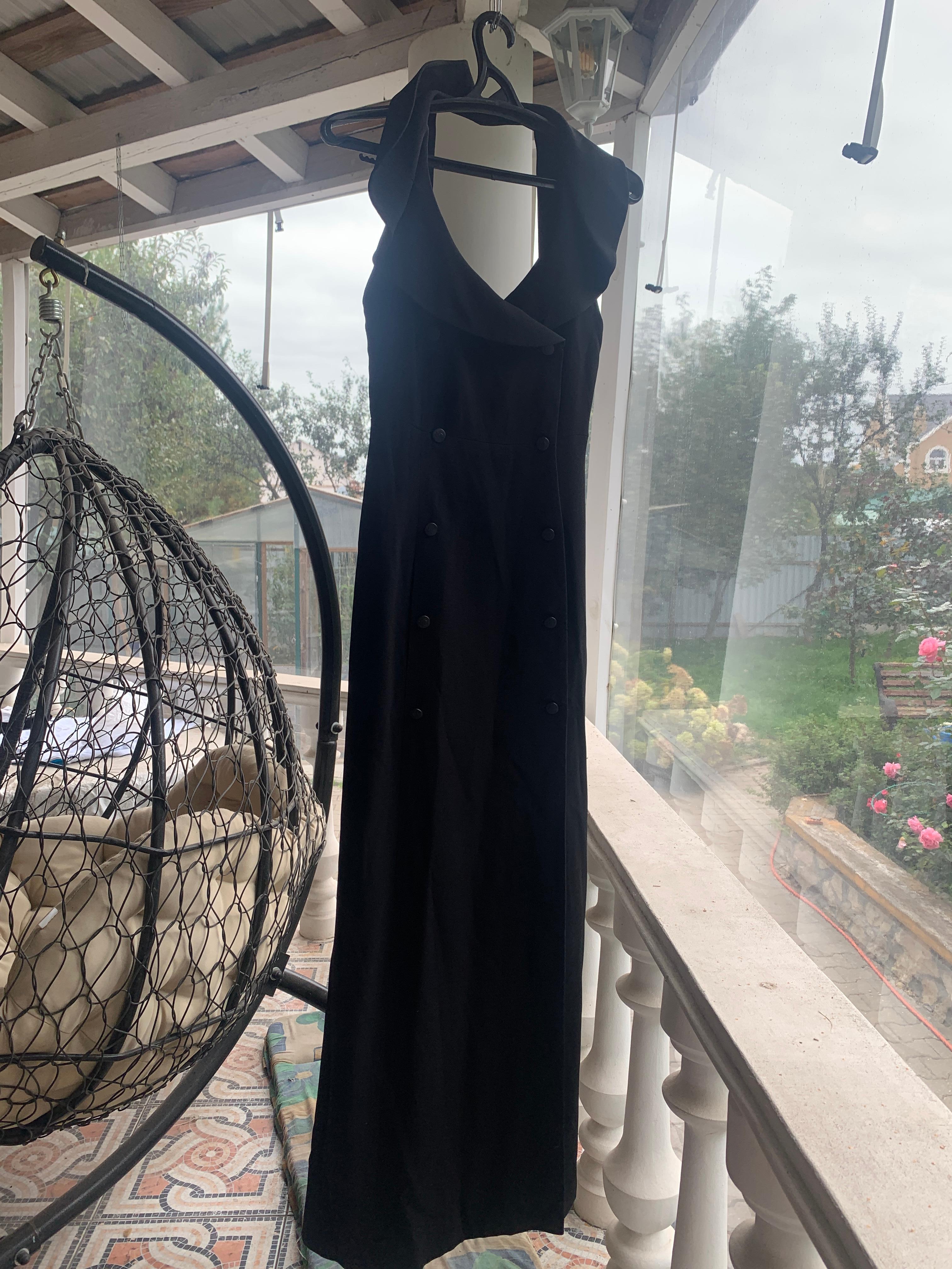 Chic ! Chanel 97c Karl Lagerfeld for Chanel 1997 - Robe de soirée noire et boutons avec logo en vente 15