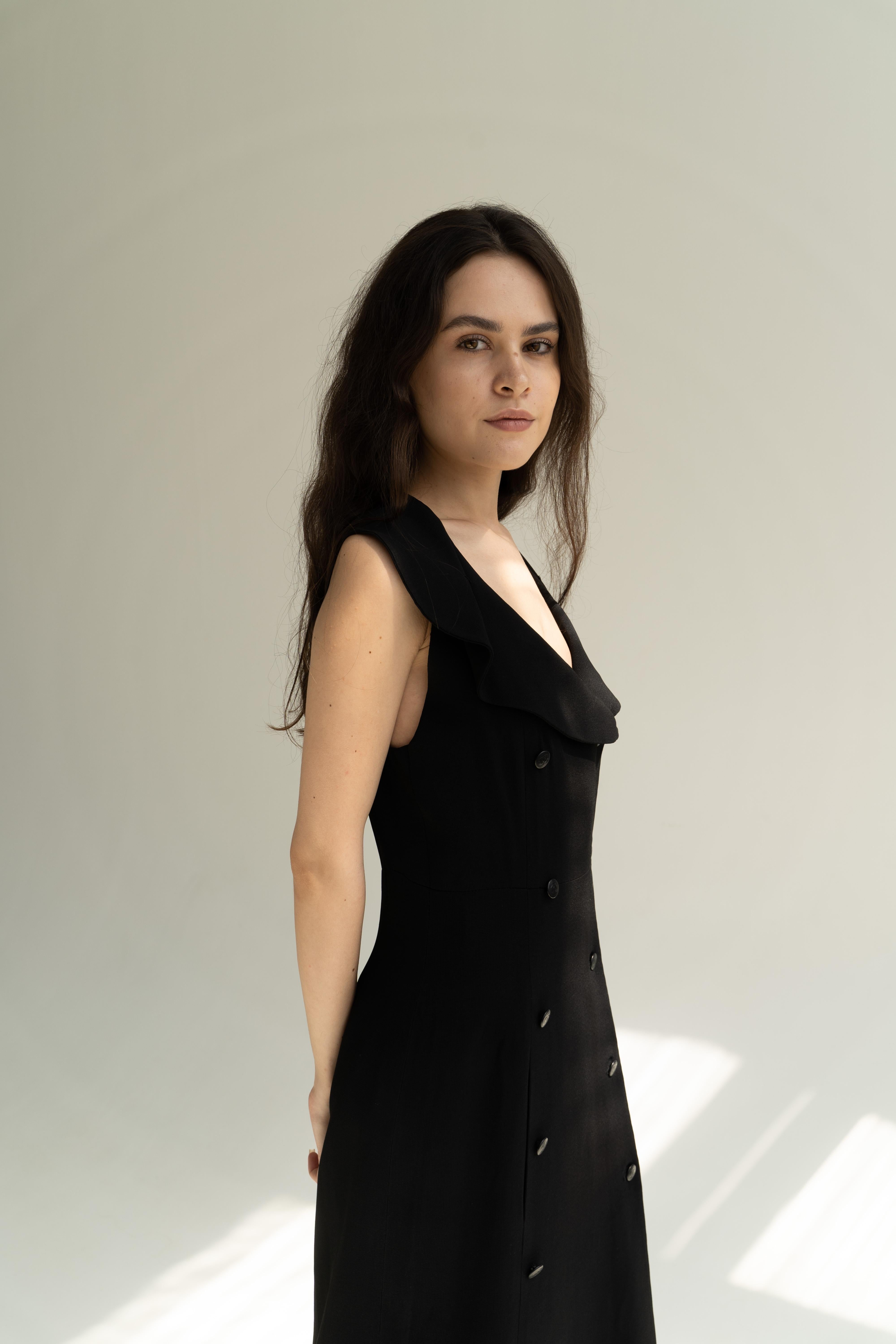 Chic ! Chanel 97c Karl Lagerfeld for Chanel 1997 - Robe de soirée noire et boutons avec logo Unisexe en vente