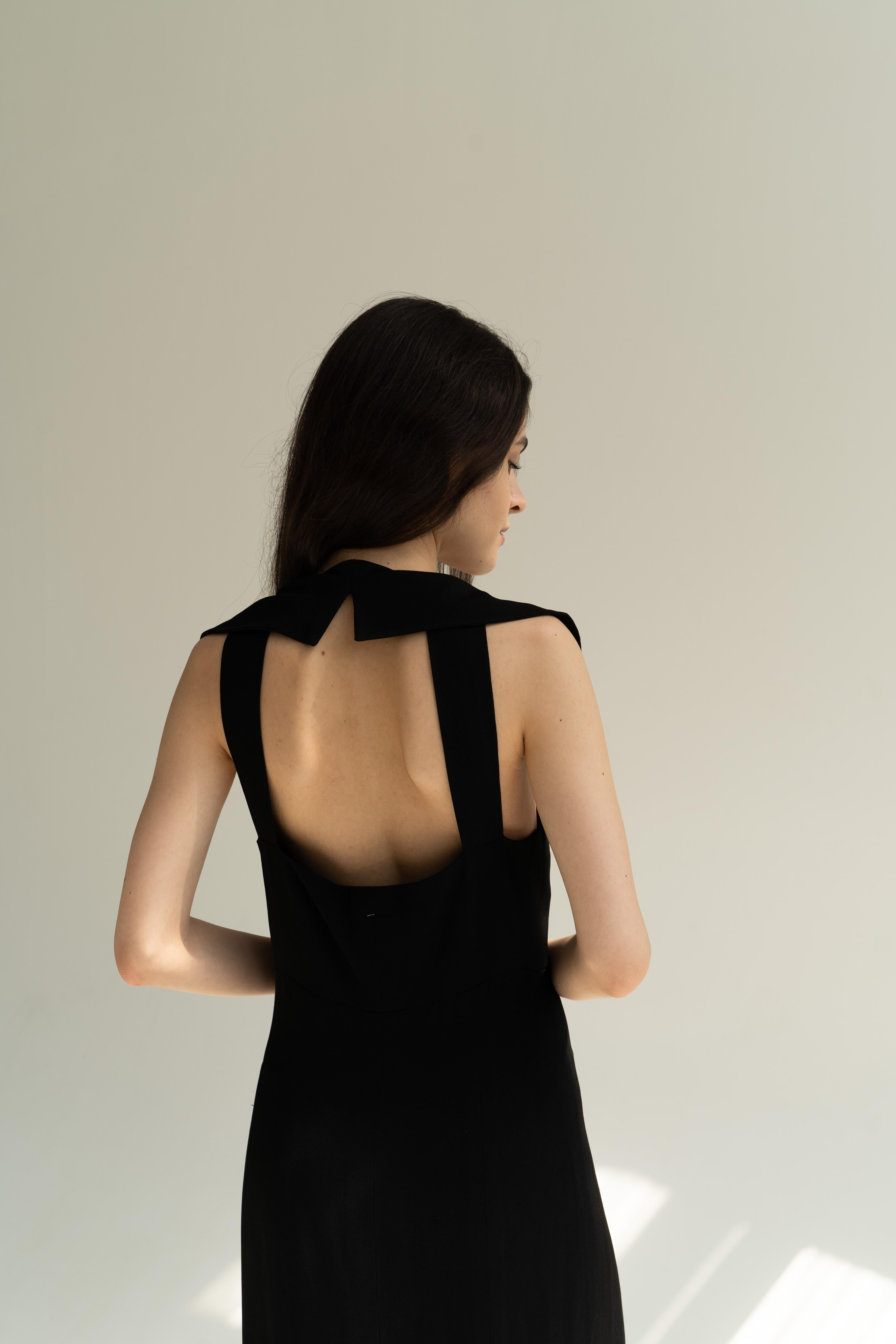 Chic ! Chanel 97c Karl Lagerfeld for Chanel 1997 - Robe de soirée noire et boutons avec logo en vente 1