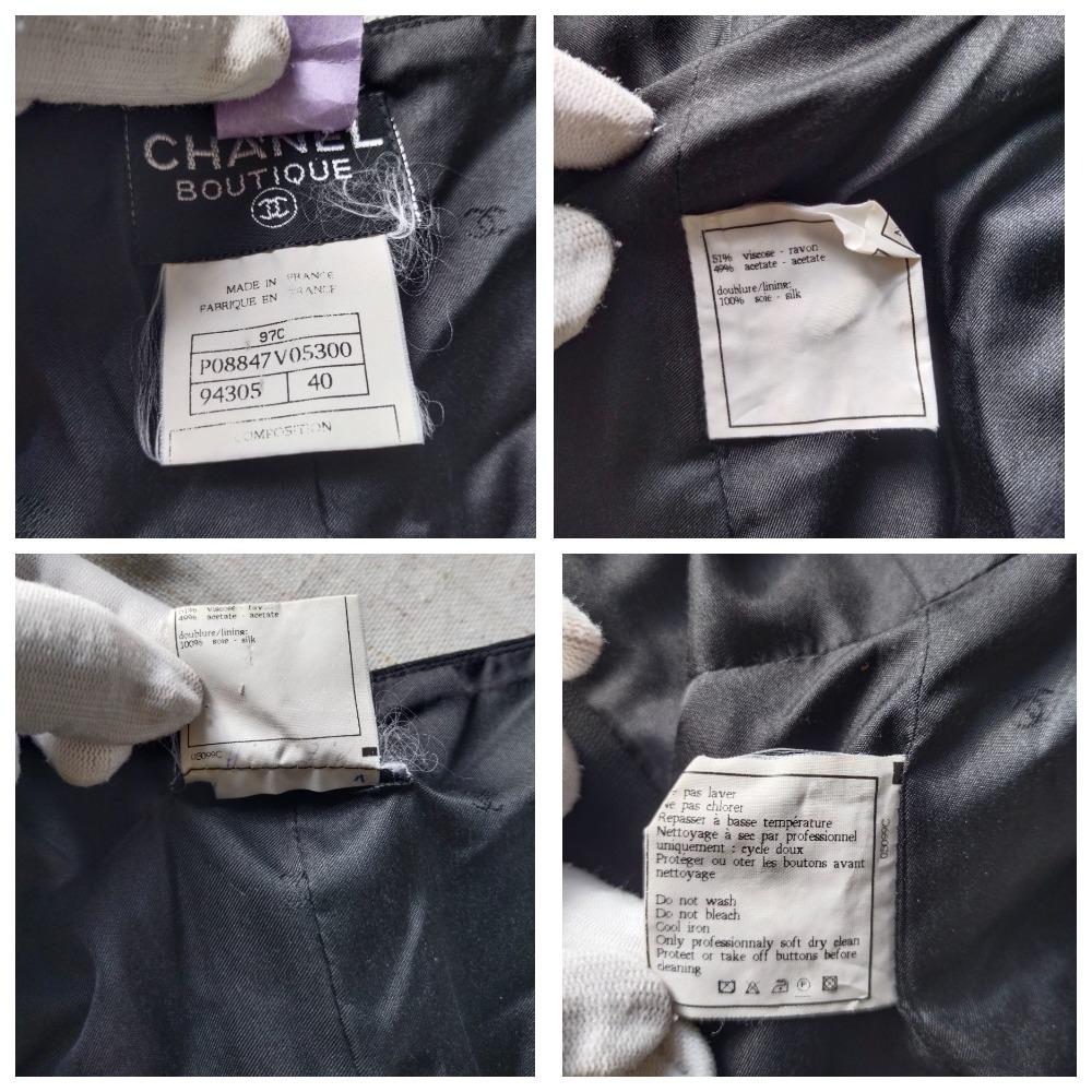 Chic ! Chanel 97c Karl Lagerfeld for Chanel 1997 - Robe de soirée noire et boutons avec logo en vente 2