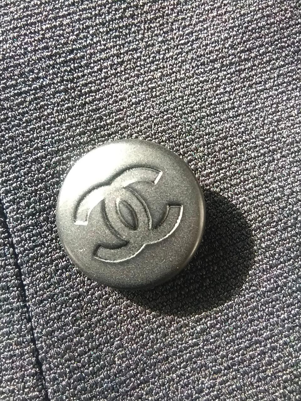 Chic ! Chanel 97c Karl Lagerfeld for Chanel 1997 - Robe de soirée noire et boutons avec logo en vente 3