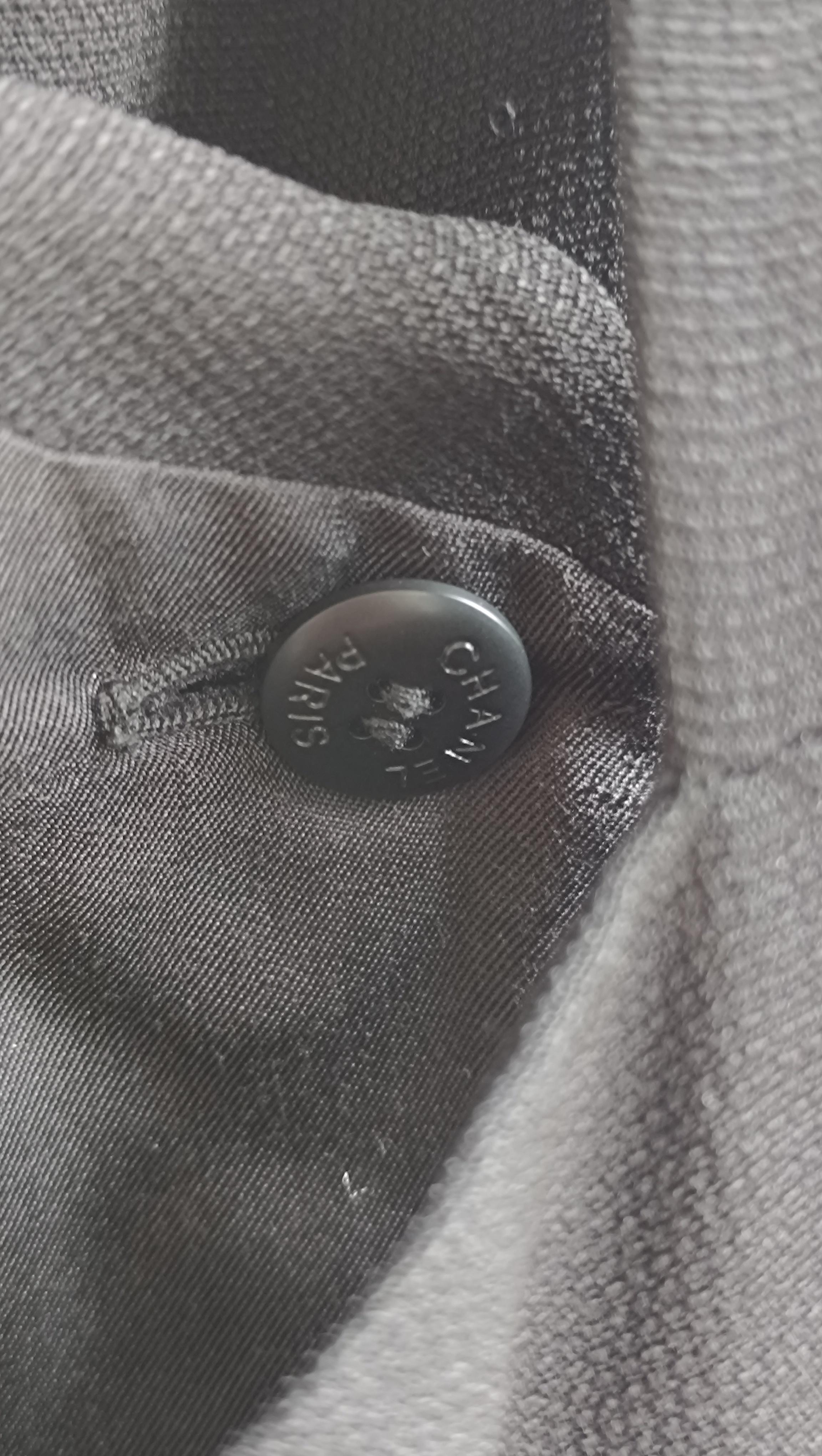 Chic ! Chanel 97c Karl Lagerfeld for Chanel 1997 - Robe de soirée noire et boutons avec logo en vente 4