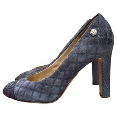 Chic Chanel Grey Quilted Suede Python Cap Toe CC Pumps Sz.38