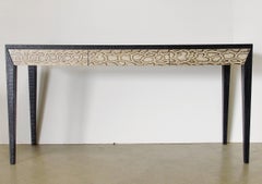 Tavolo console chic con pelle nera e pelle di serpente Attribuito a Karl Springer, anni '70