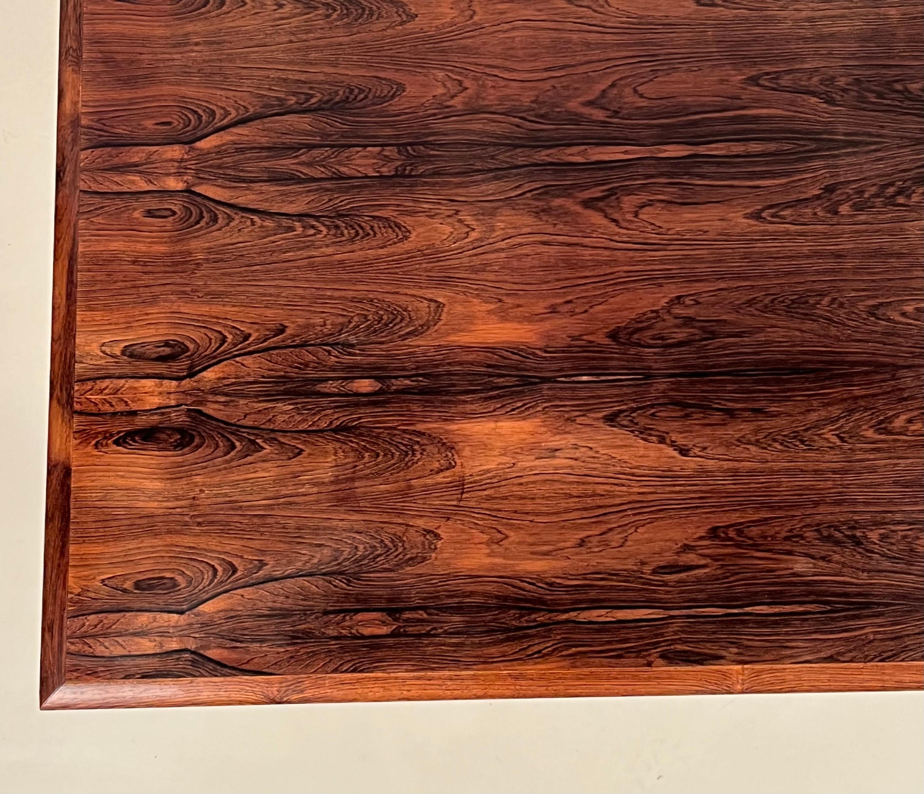 Milieu du XXe siècle Chic table d'appoint danoise en palissandre du milieu du siècle en vente