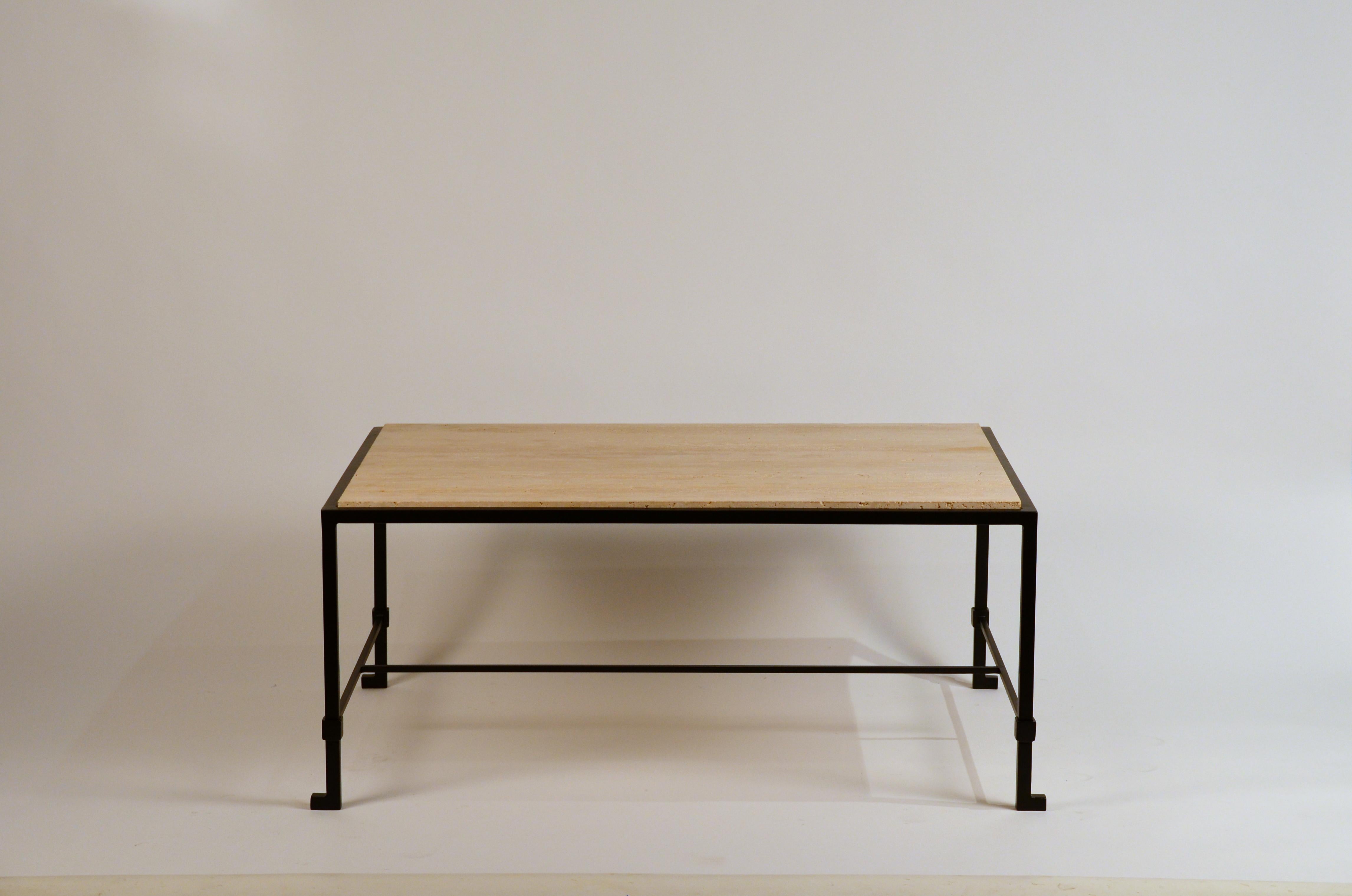 Chic Couchtisch „Diagramme“ aus Schmiedeeisen und Travertin (Art déco) im Angebot