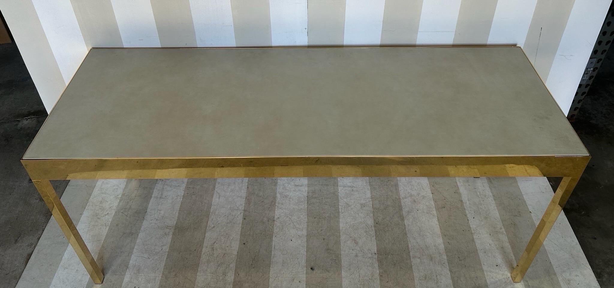 Schicke Präsentationstische aus dem Fendi- oder Louis Vuitton-Geschäft. Ideal für begehbare Kleiderschränke im Angebot 4