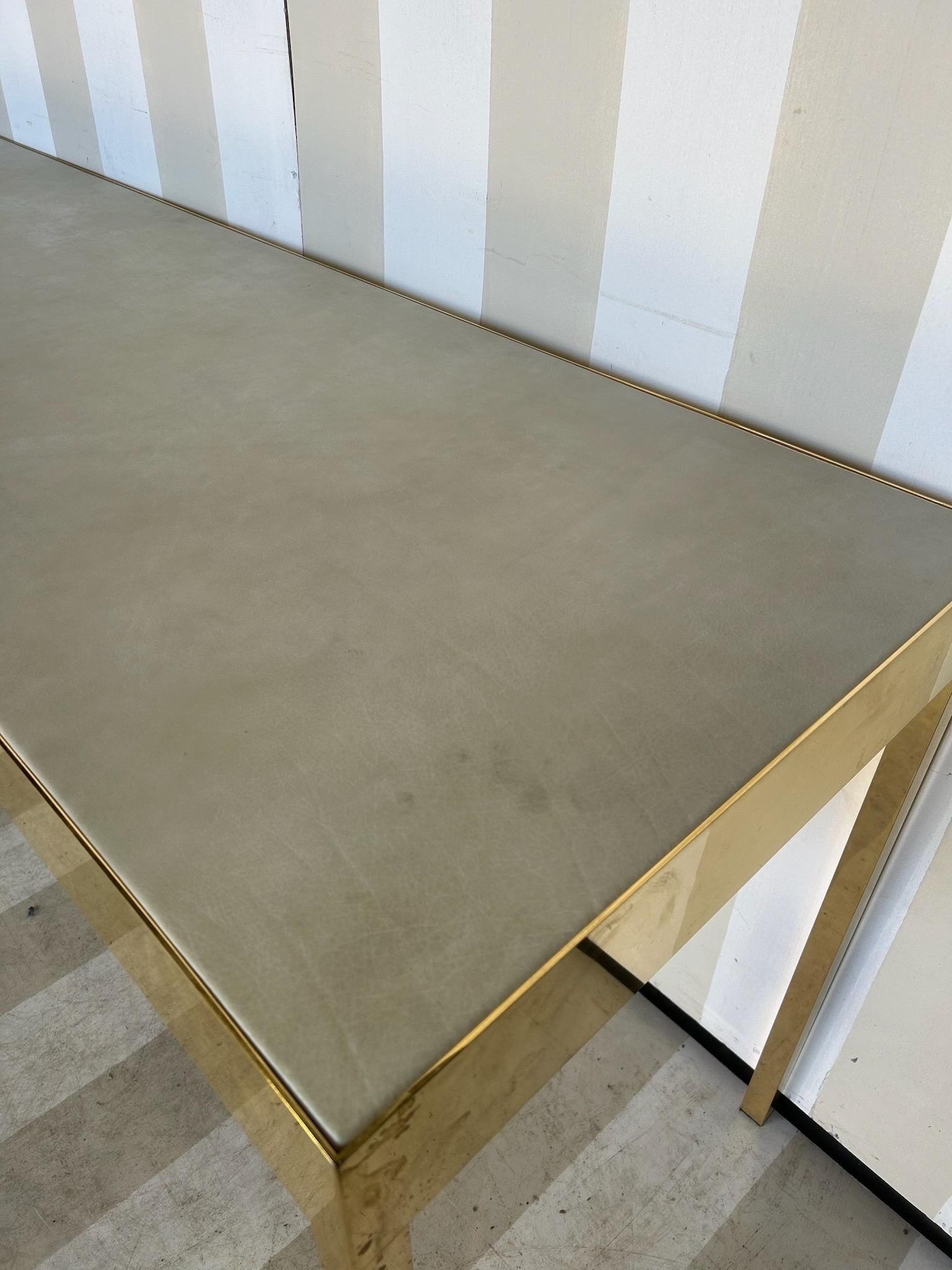 Schicke Präsentationstische aus dem Fendi- oder Louis Vuitton-Geschäft. Ideal für begehbare Kleiderschränke im Zustand „Gut“ im Angebot in Richmond, VA