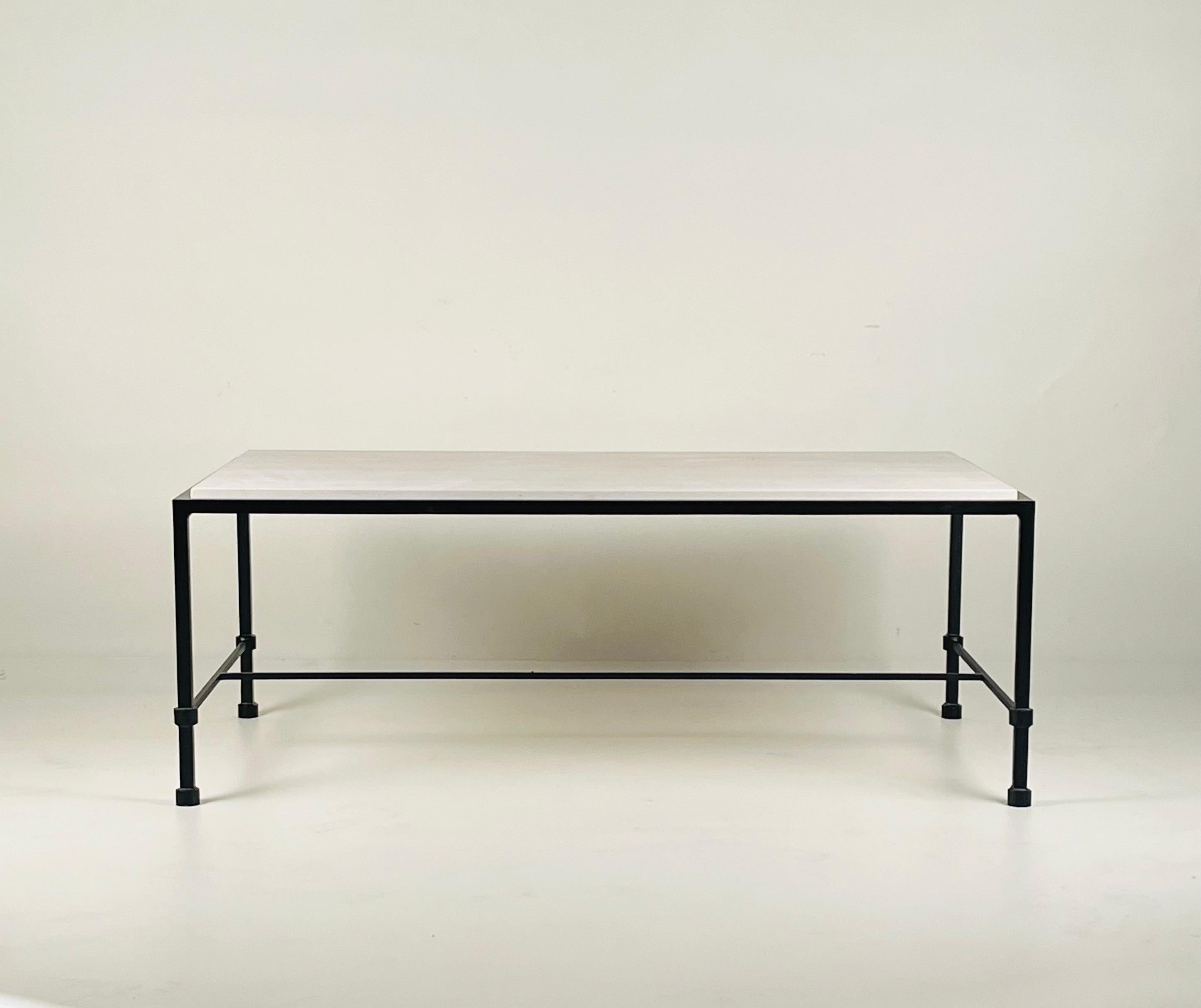 Table basse chic 'Ébauche' en fer forgé et pierre calcaire par Design Frères.

Voici notre table basse chic Ébauche™, mêlant le style Art-Déco intemporel à la sophistication moderne. Fabriqué en fer forgé noirci et en pierre calcaire crème adoucie