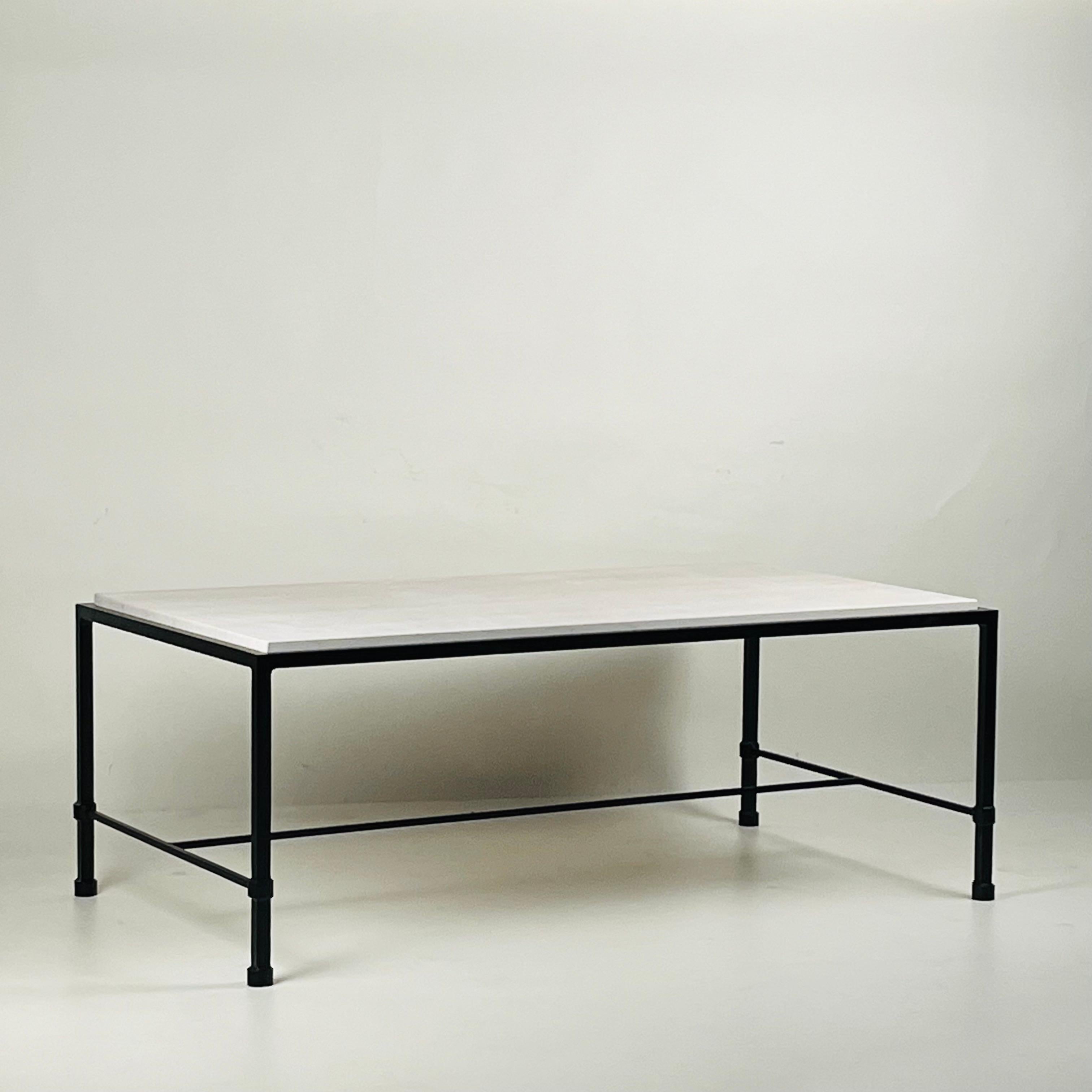 Art déco Table basse chic 'Ébauche' en fer forgé et pierre calcaire par Design Frères en vente