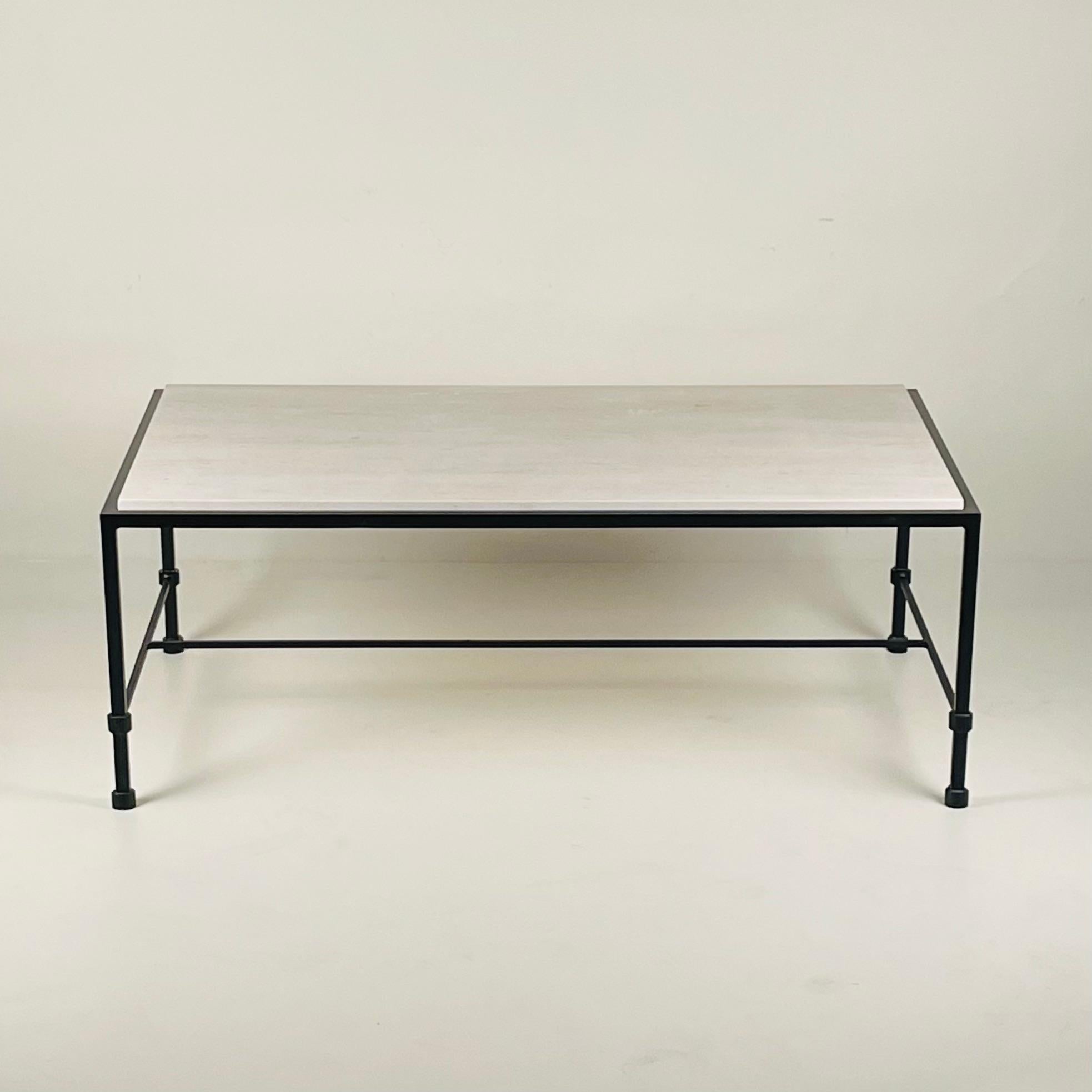 Français Table basse chic 'Ébauche' en fer forgé et pierre calcaire par Design Frères en vente