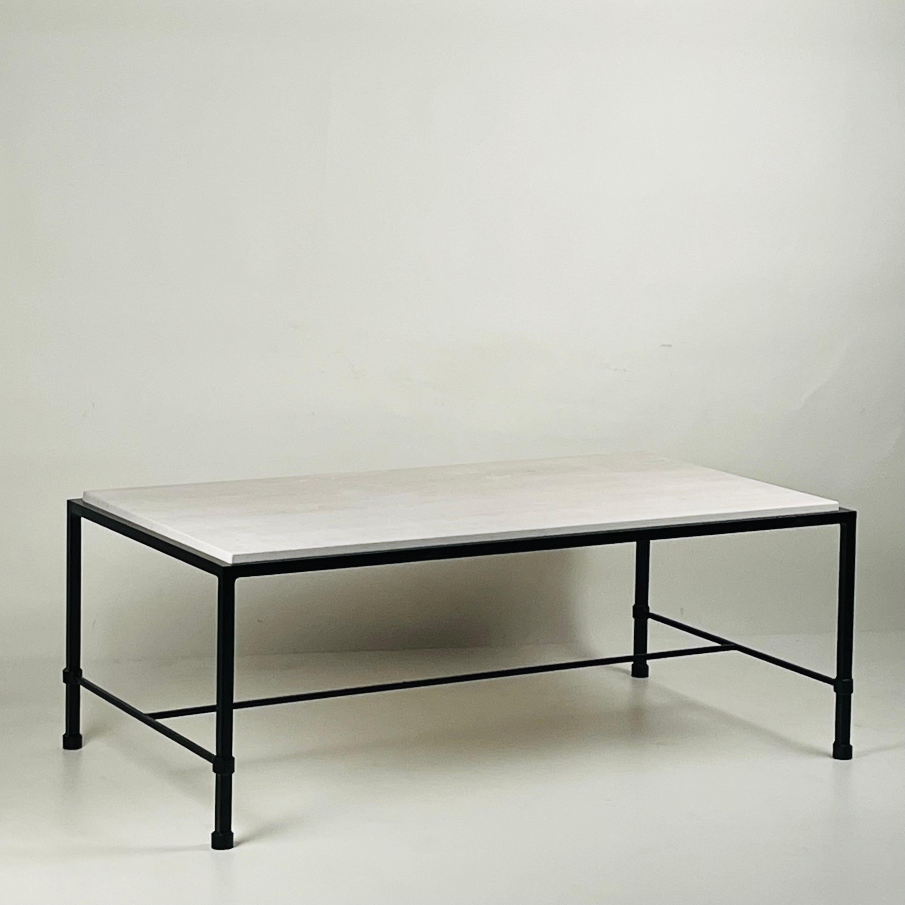Poudré Table basse chic 'Ébauche' en fer forgé et pierre calcaire par Design Frères en vente