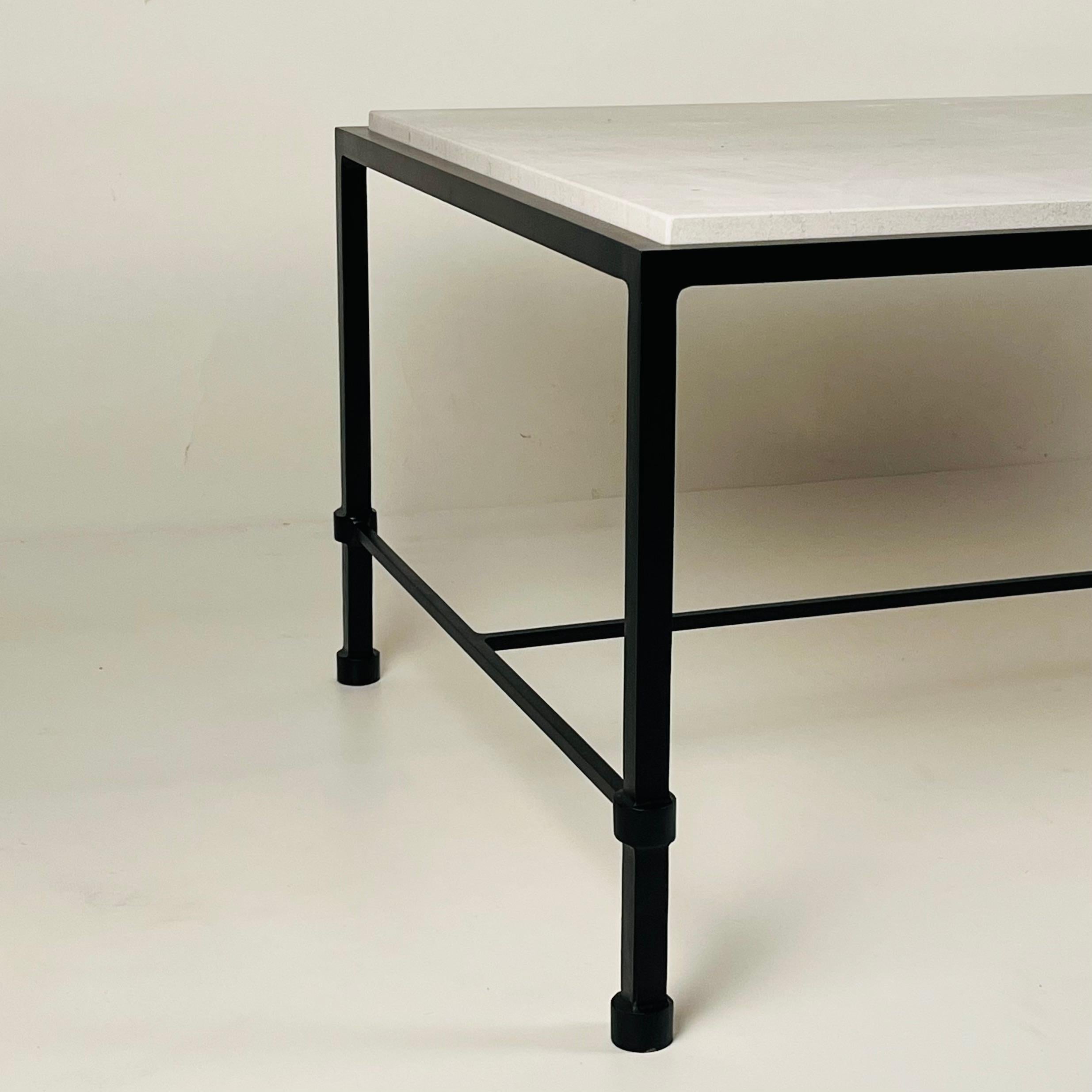 Table basse chic 'Ébauche' en fer forgé et pierre calcaire par Design Frères Neuf - En vente à Los Angeles, CA