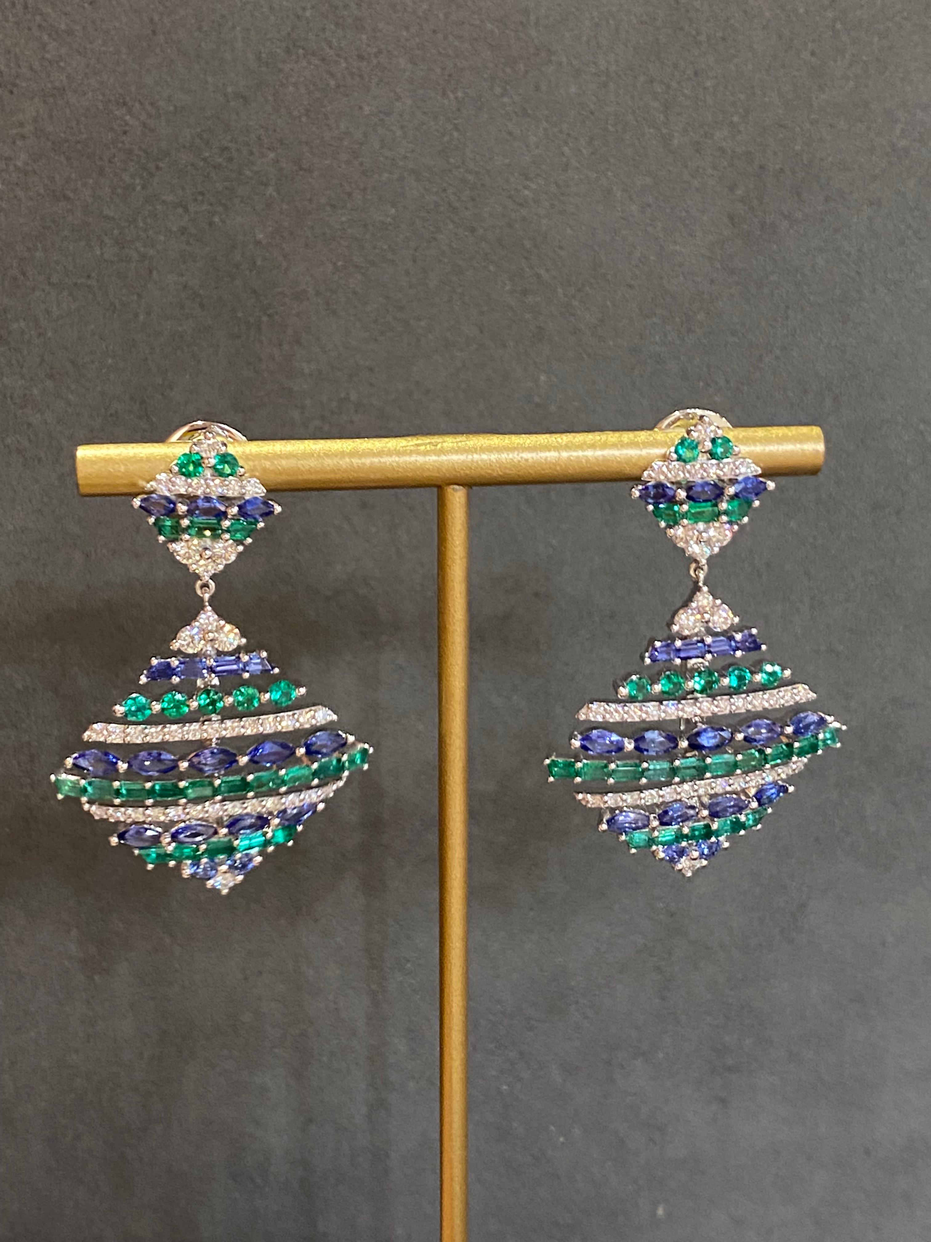 Chic Smaragdblaue Saphir-Diamant-Ohrringe aus 18 Karat Whit für sie (Rundschliff) im Angebot