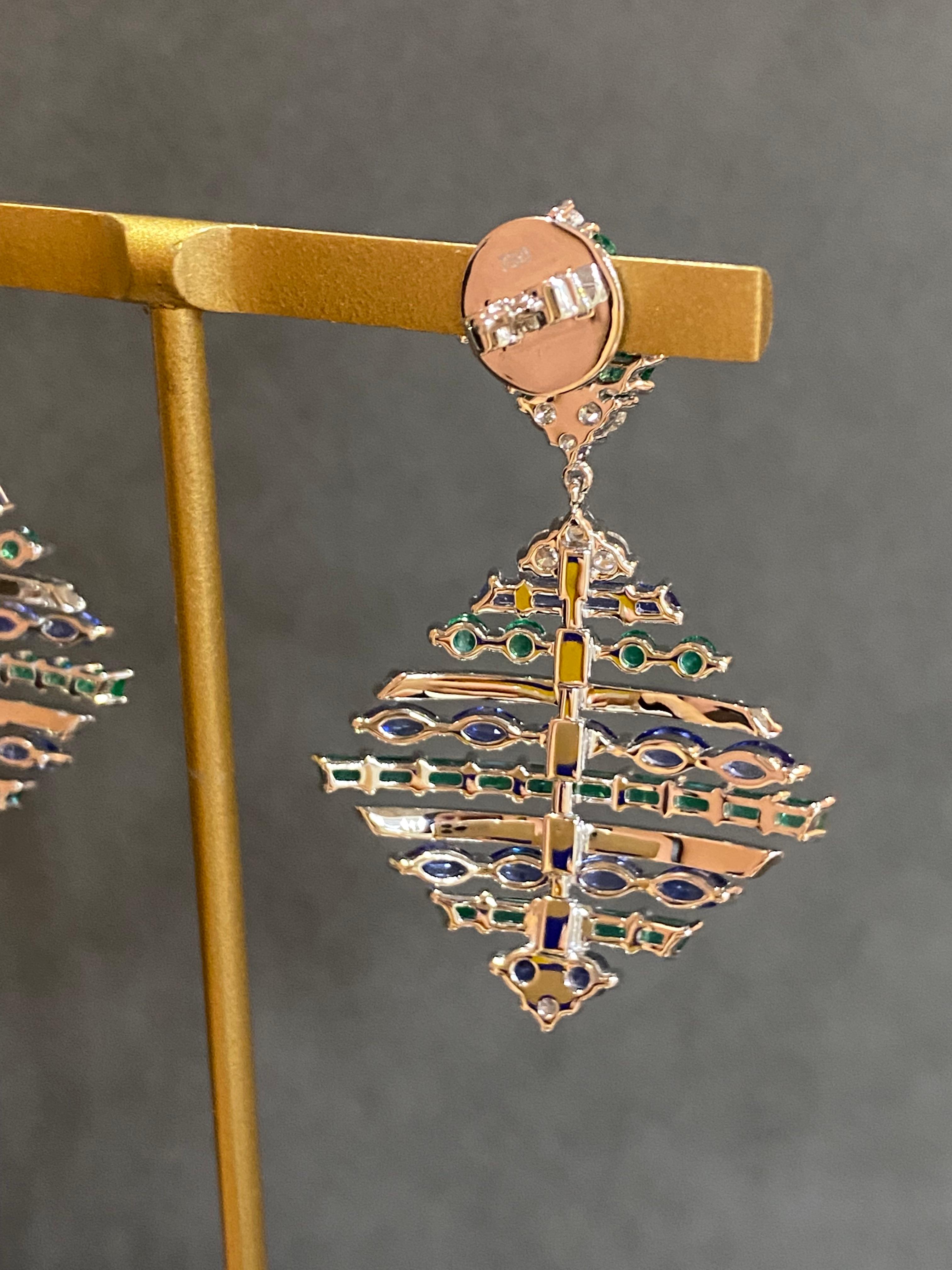 Orecchini Chic Emerald Blue Sapphire Diamond Dangle Whit 18k per lei In condizioni Nuovo in vendita a Genève, GE
