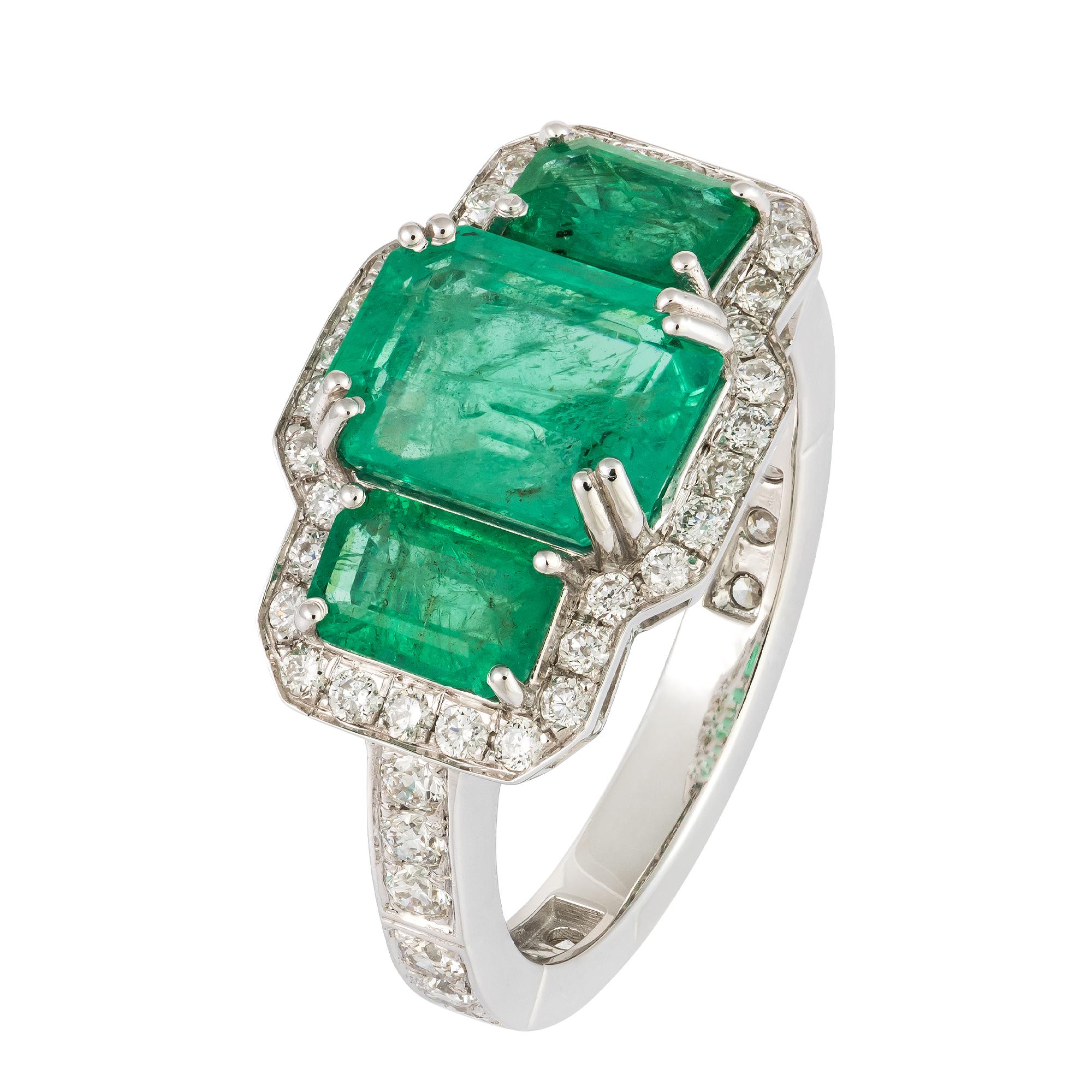 For Sale:  Chic Emerald White 18K Gold White Diamond Ring for Her 2