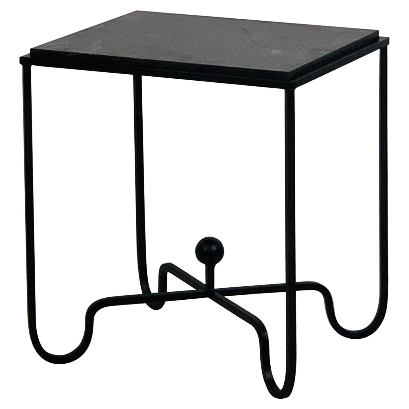 Mesa auxiliar elegante de piedra caliza negra "Entretoise" de Design Frères
