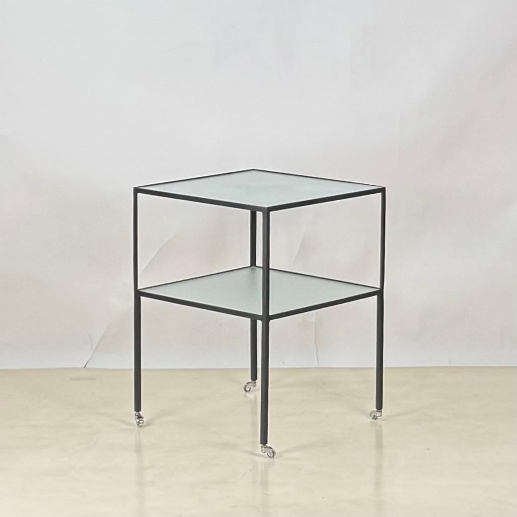 Art déco Table d'appoint 'Équilibre' en acier noirci et verre sur roulettes par Design Frères en vente