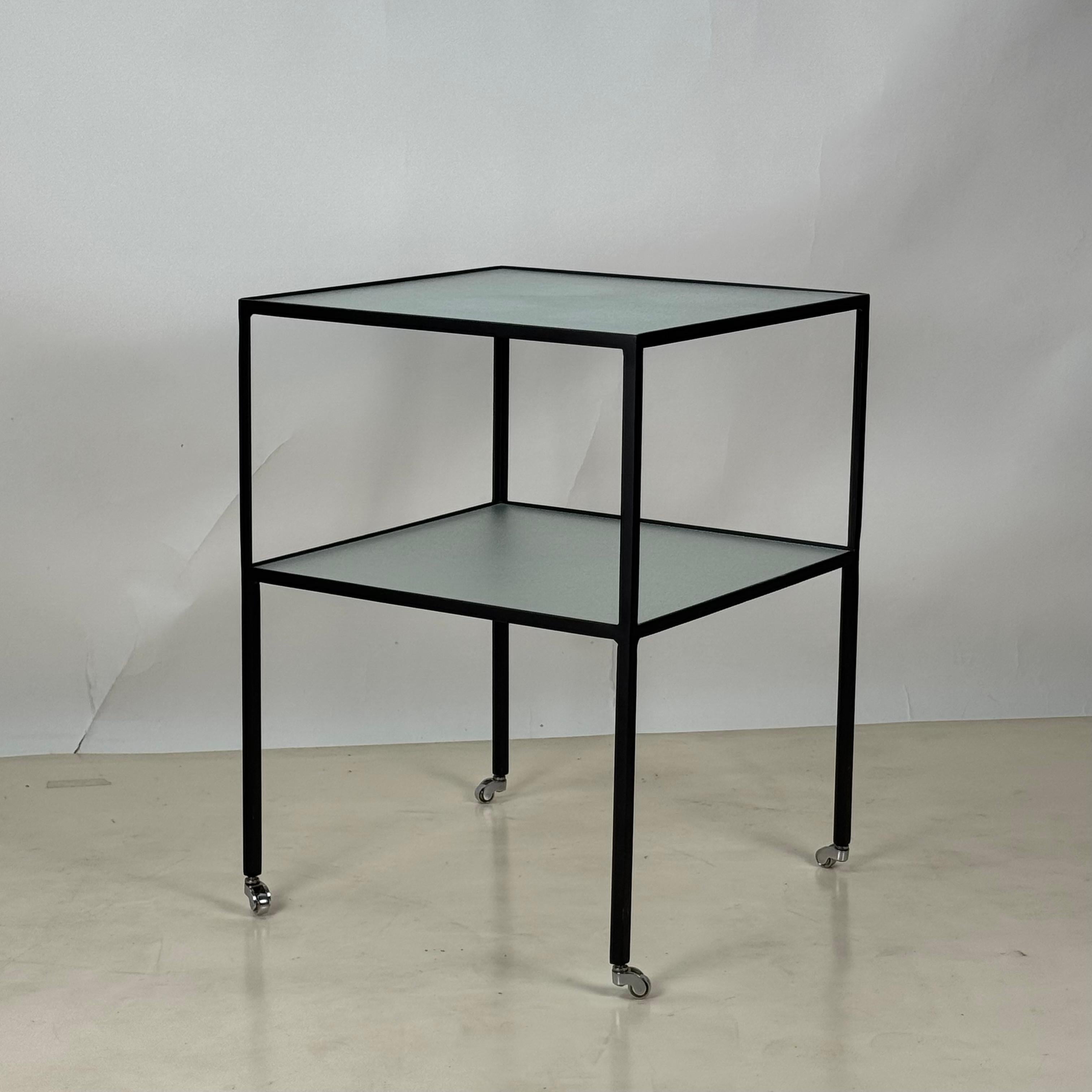 Table d'appoint 'Équilibre' en acier noirci et verre sur roulettes par Design Frères Neuf - En vente à Los Angeles, CA