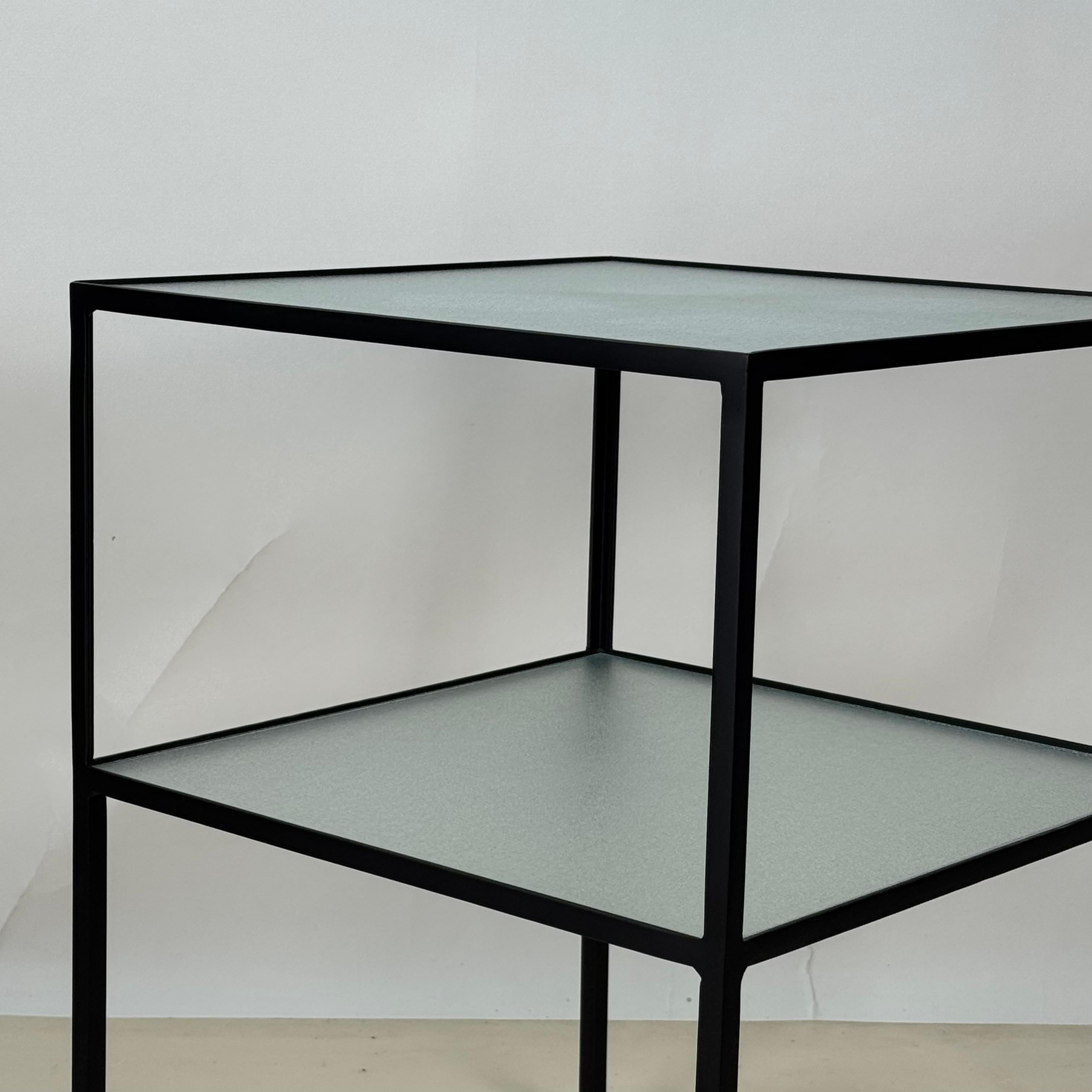 XXIe siècle et contemporain Table d'appoint 'Équilibre' en acier noirci et verre sur roulettes par Design Frères en vente