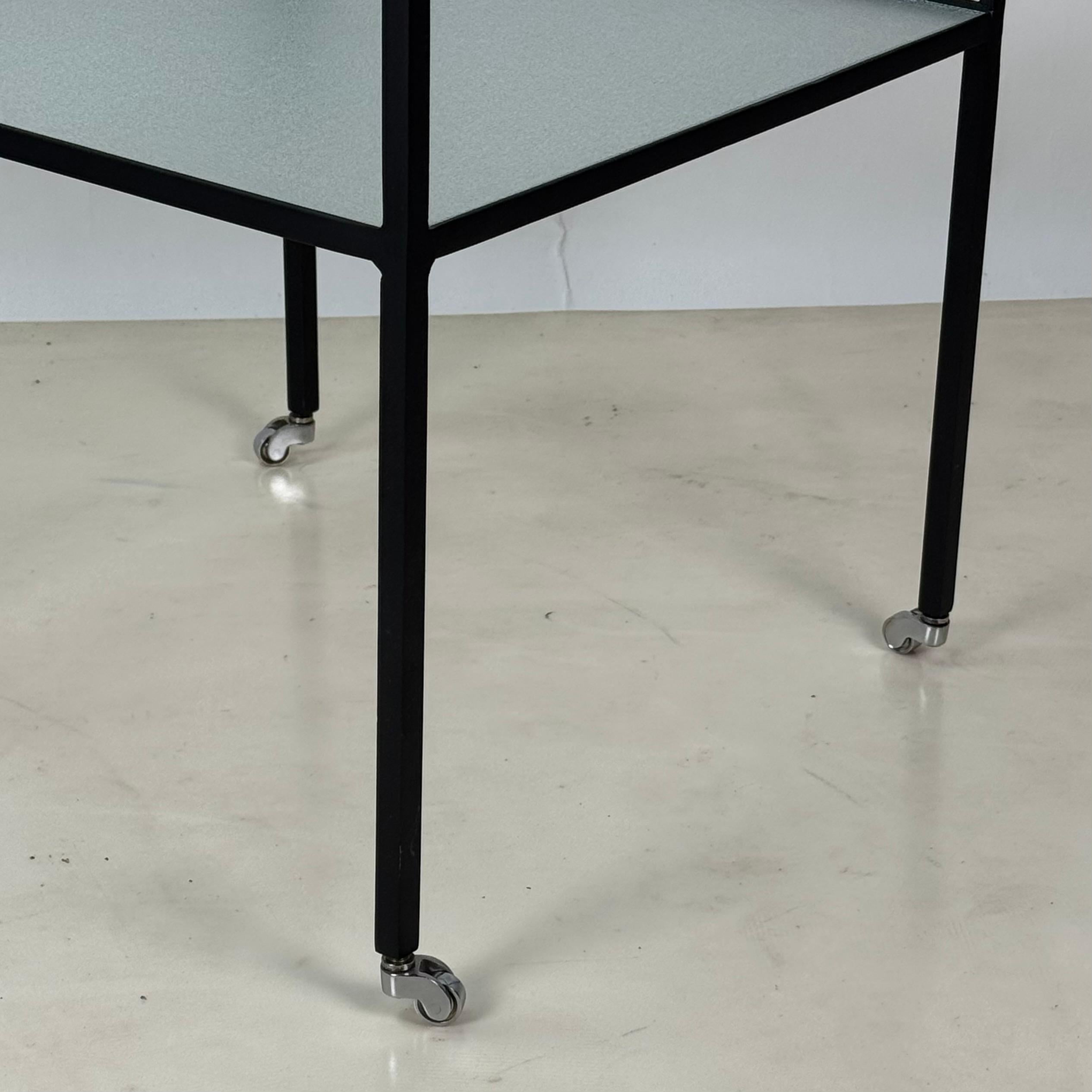 Acier Table d'appoint 'Équilibre' en acier noirci et verre sur roulettes par Design Frères en vente