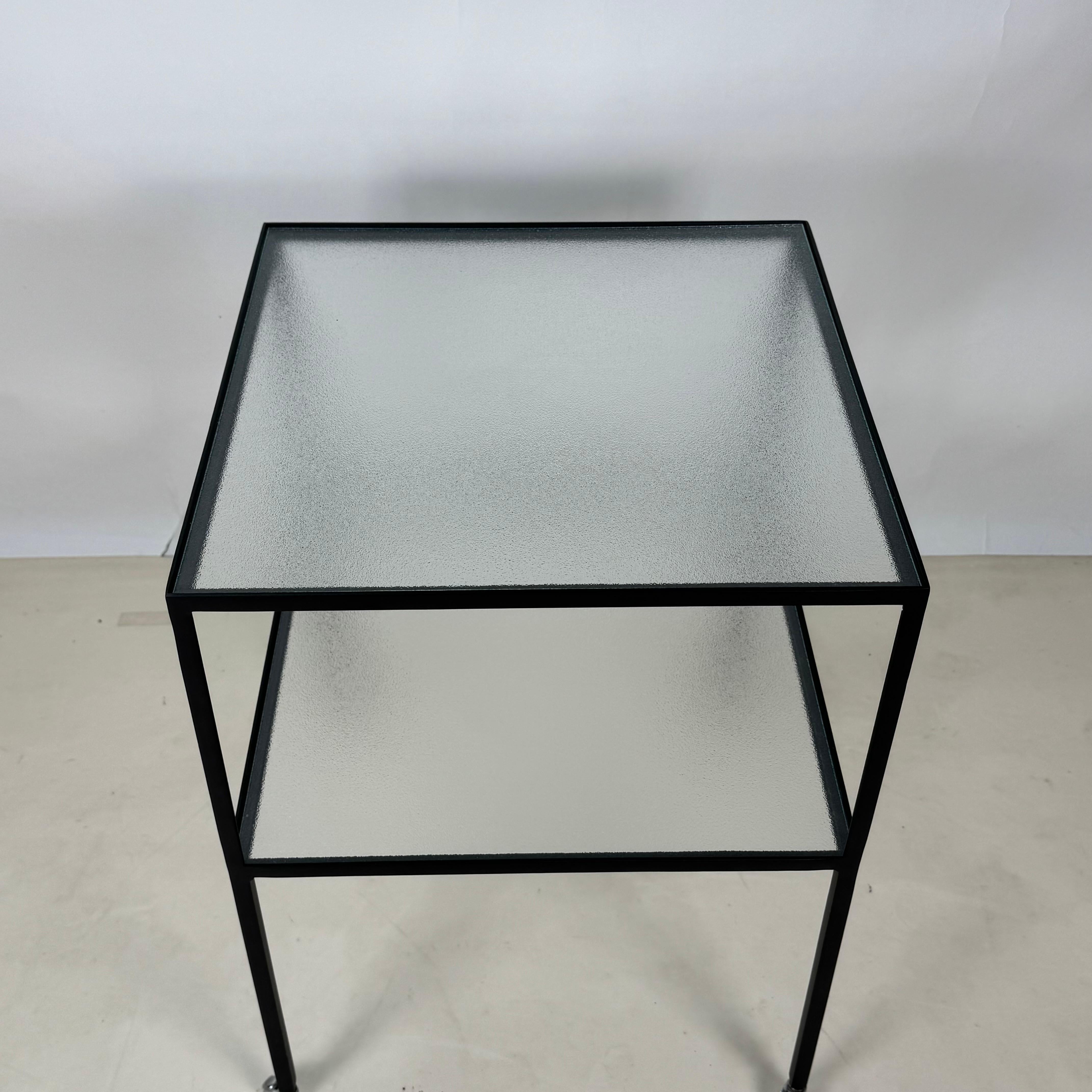 Table d'appoint 'Équilibre' en acier noirci et verre sur roulettes par Design Frères en vente 1