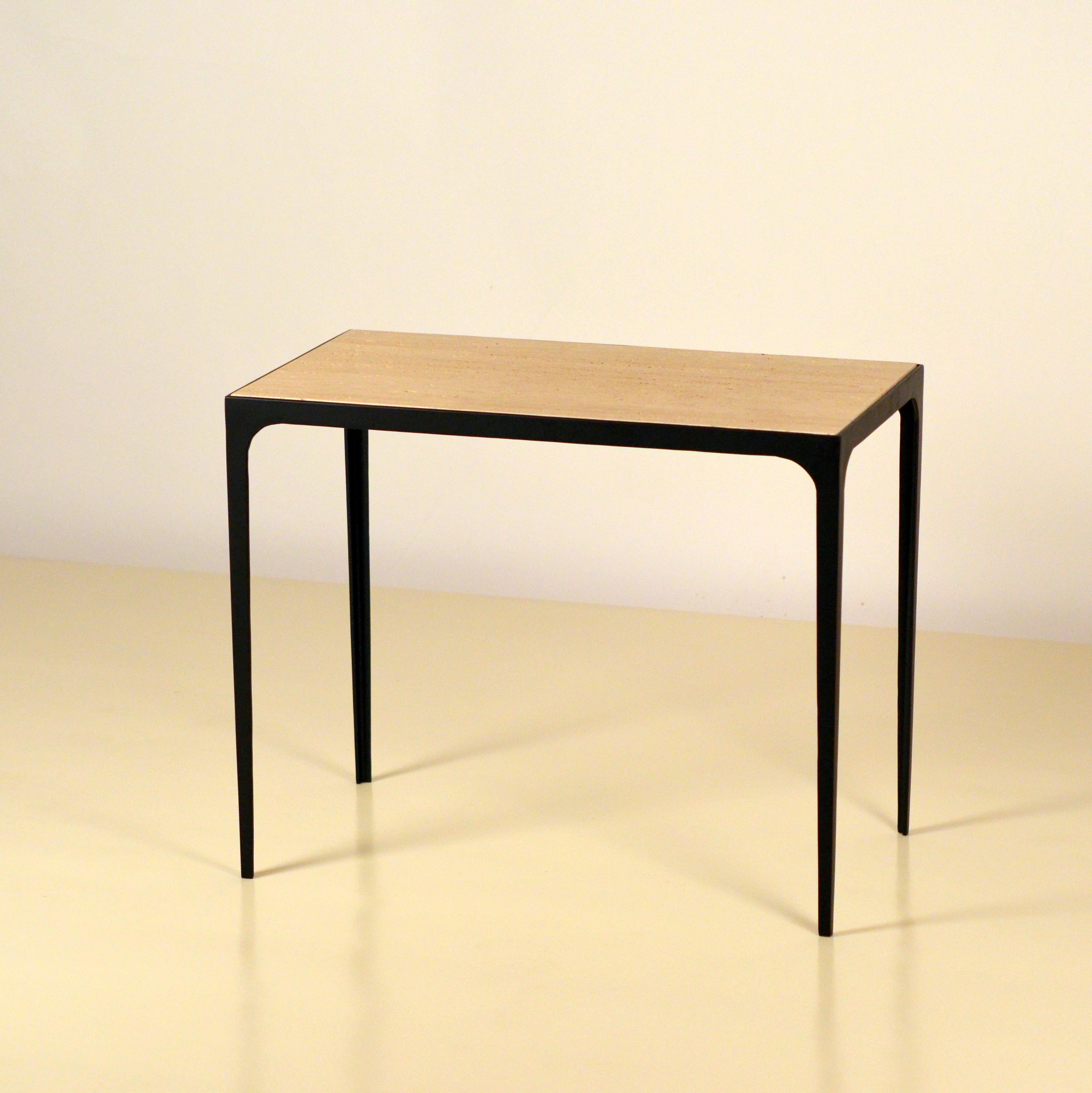 Table d'appoint chic en travertin ivoire rainuré 