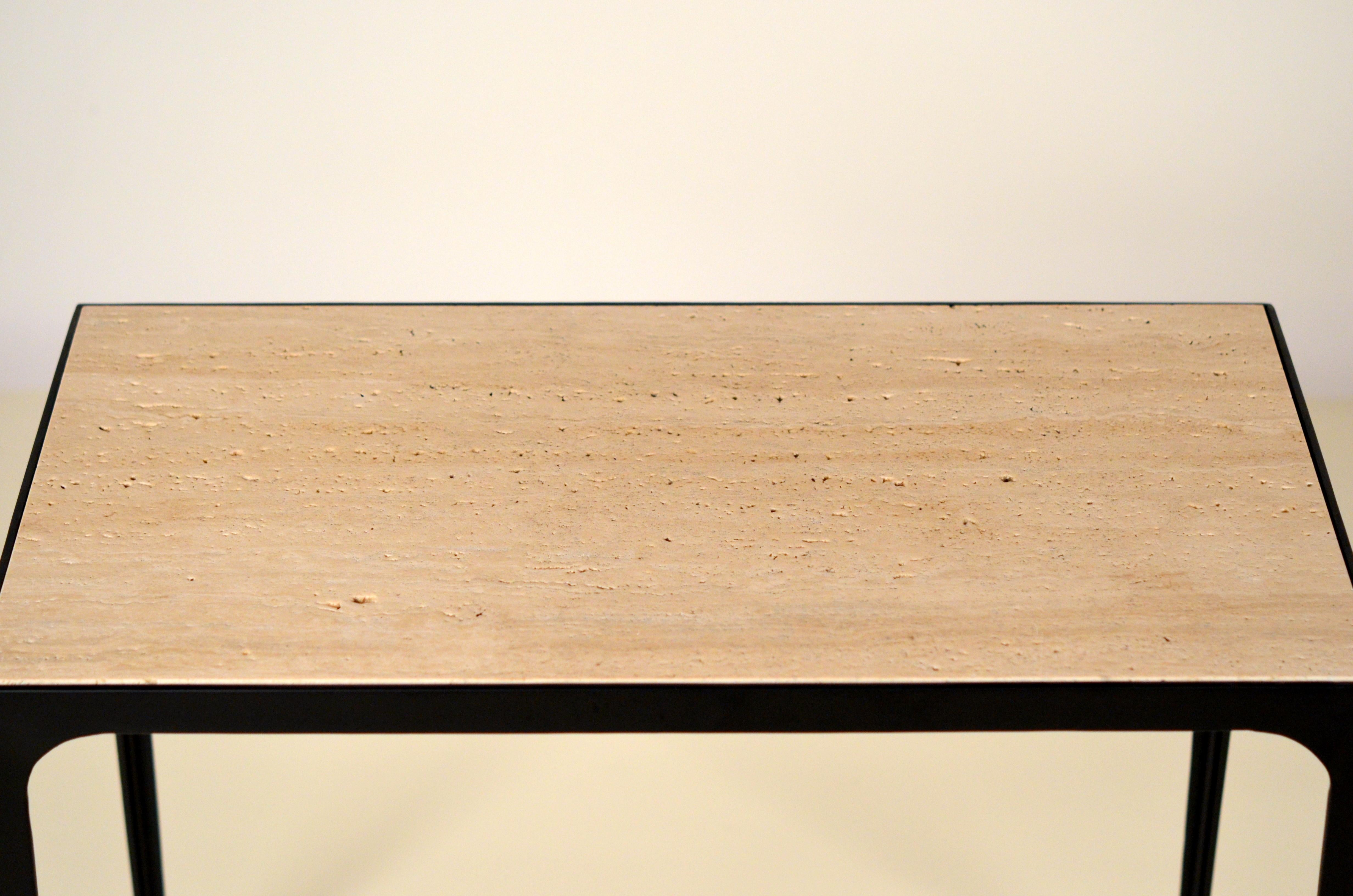 Peint Table d'appoint chic en travertin ivoire rainuré 'Esquisse' de Design Frères en vente
