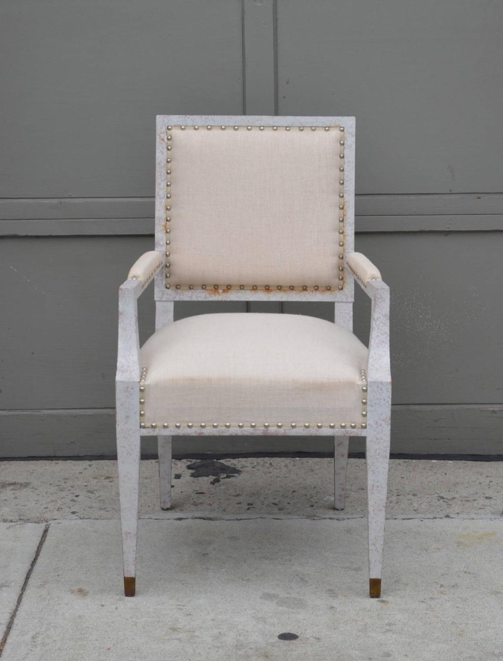 Schicker französischer 40er-Jahre-Sessel im Stil von Andre Arbus. Messing-Sabots. Weiß gewaschenes Gestell, Polsterung aus natürlichem Leinen.