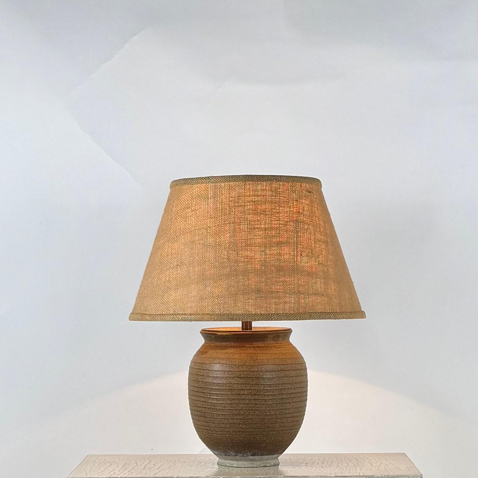 Chic French Art-Déco Ceramic Lamp with Custom Linen Shade and Diffuser In Excellent Condition For Sale In Los Angeles, CA