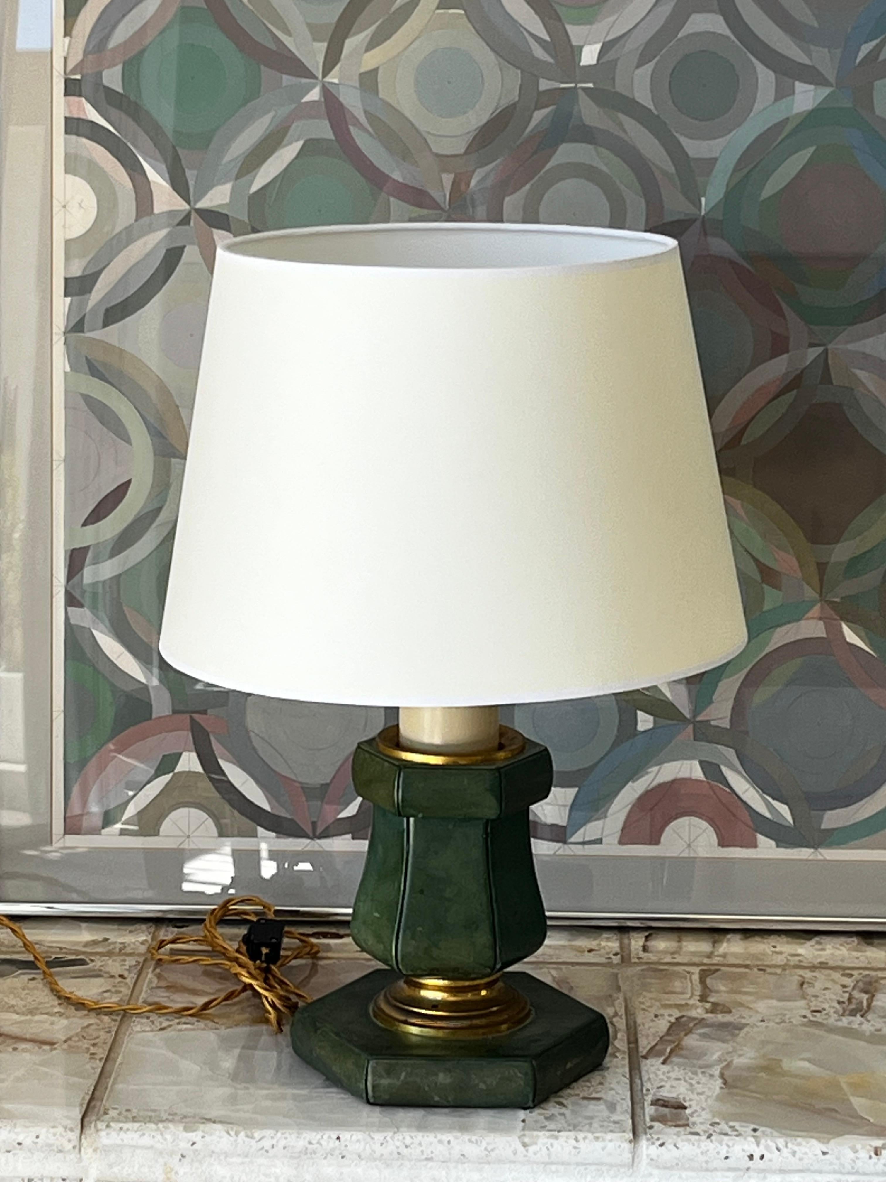 Elegante lámpara de sobremesa o escritorio francesa Art Decó de cuero verde y bronce dorado al estilo de Marcel Coard.
