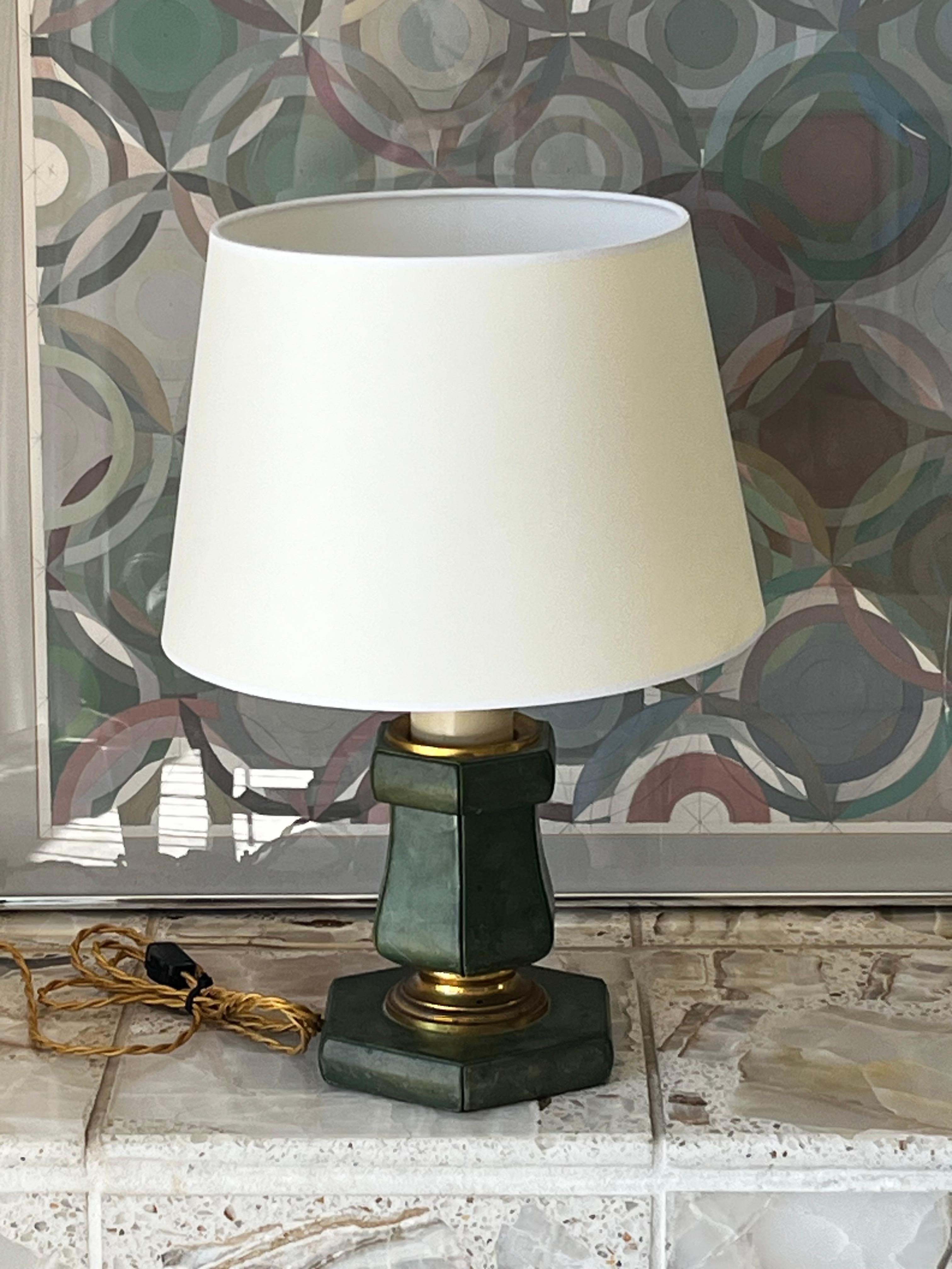Elegante lámpara de sobremesa o escritorio francesa Art Déco de cuero verde y bronce dorado Art Decó en venta