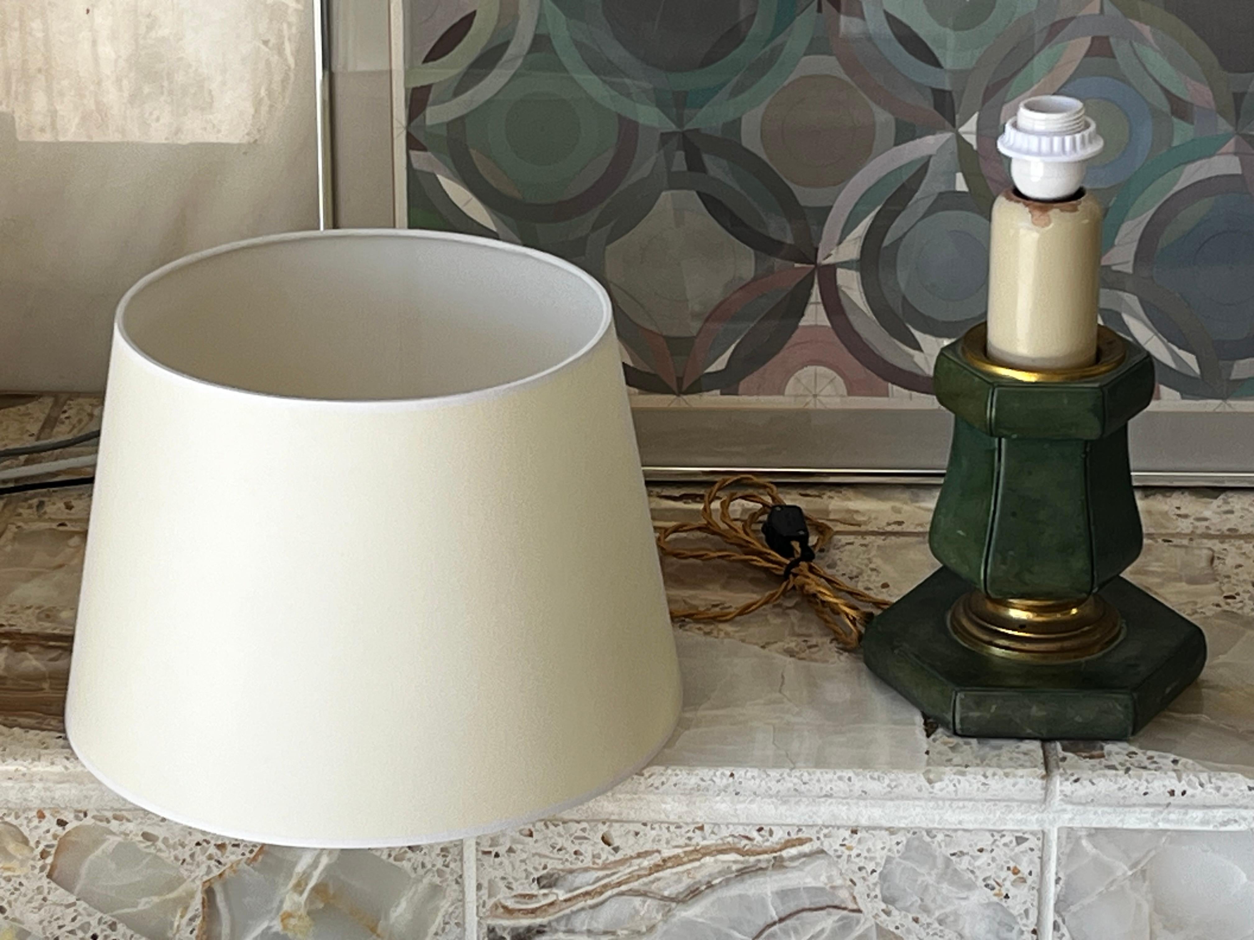 Elegante lámpara de sobremesa o escritorio francesa Art Déco de cuero verde y bronce dorado Francés en venta