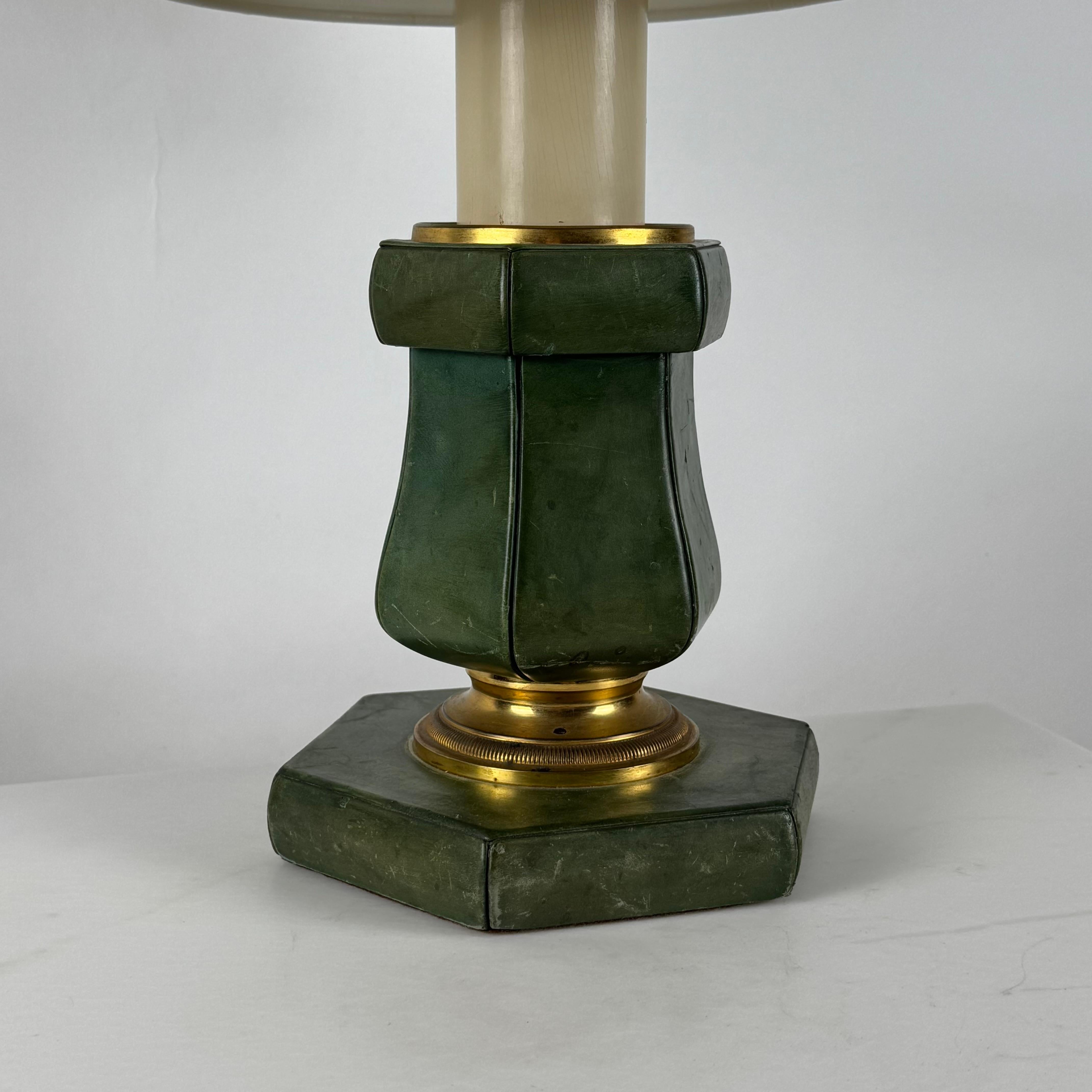 Elegante lámpara de sobremesa o escritorio francesa Art Déco de cuero verde y bronce dorado Dorado en venta
