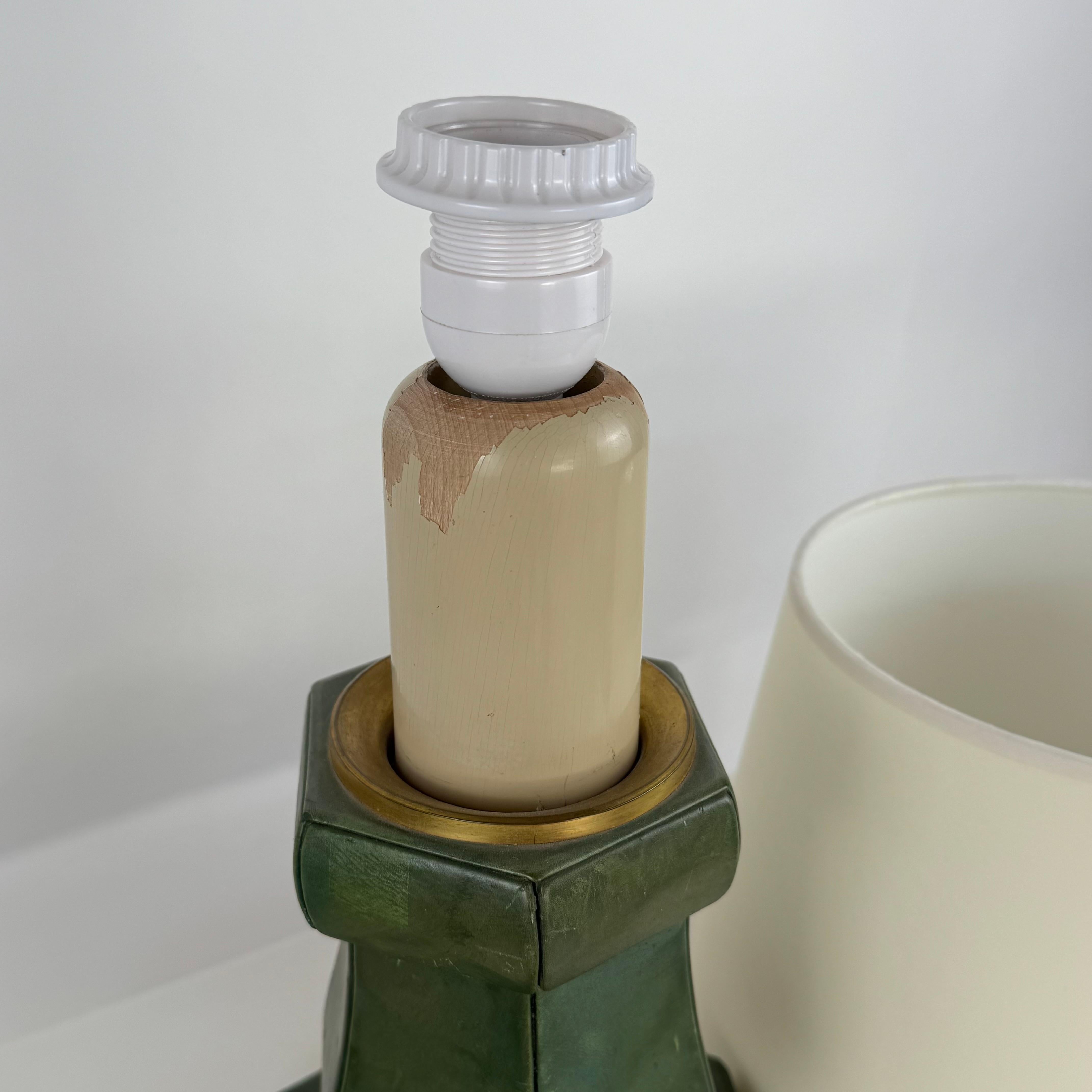 Elegante lámpara de sobremesa o escritorio francesa Art Déco de cuero verde y bronce dorado en Bueno estado para la venta en Los Angeles, CA