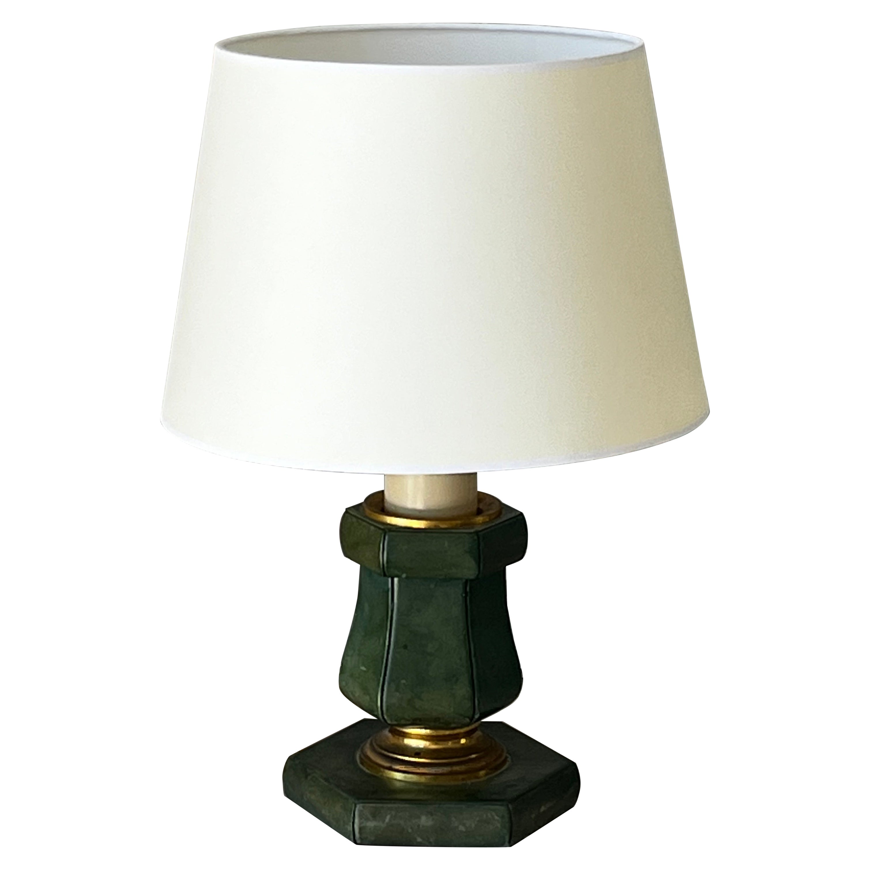 Elegante lámpara de sobremesa o escritorio francesa Art Déco de cuero verde y bronce dorado