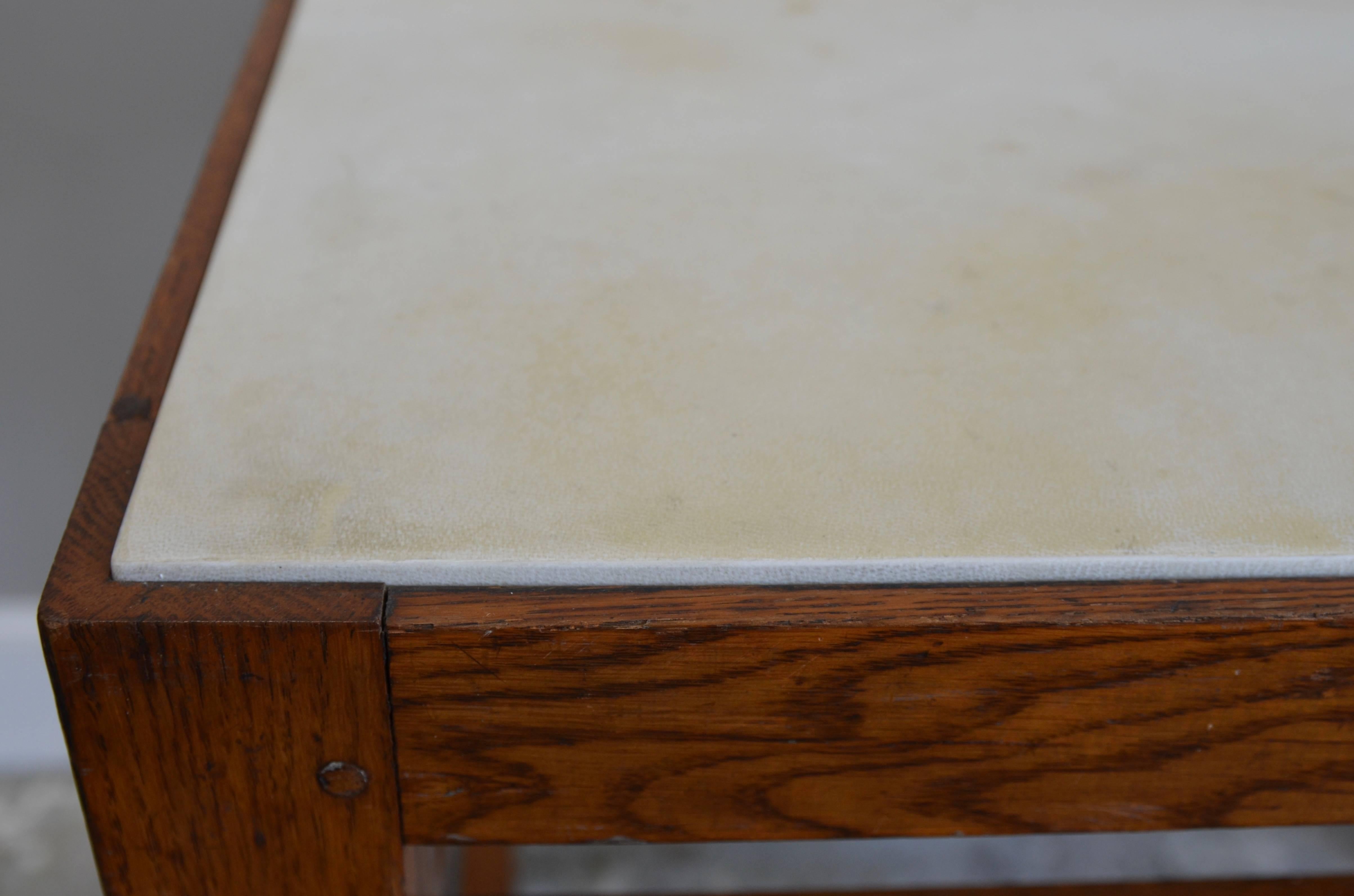 Table d'appoint ou table de nuit « Tenon » chic en chêne et parchemin par Design Frères en vente 1