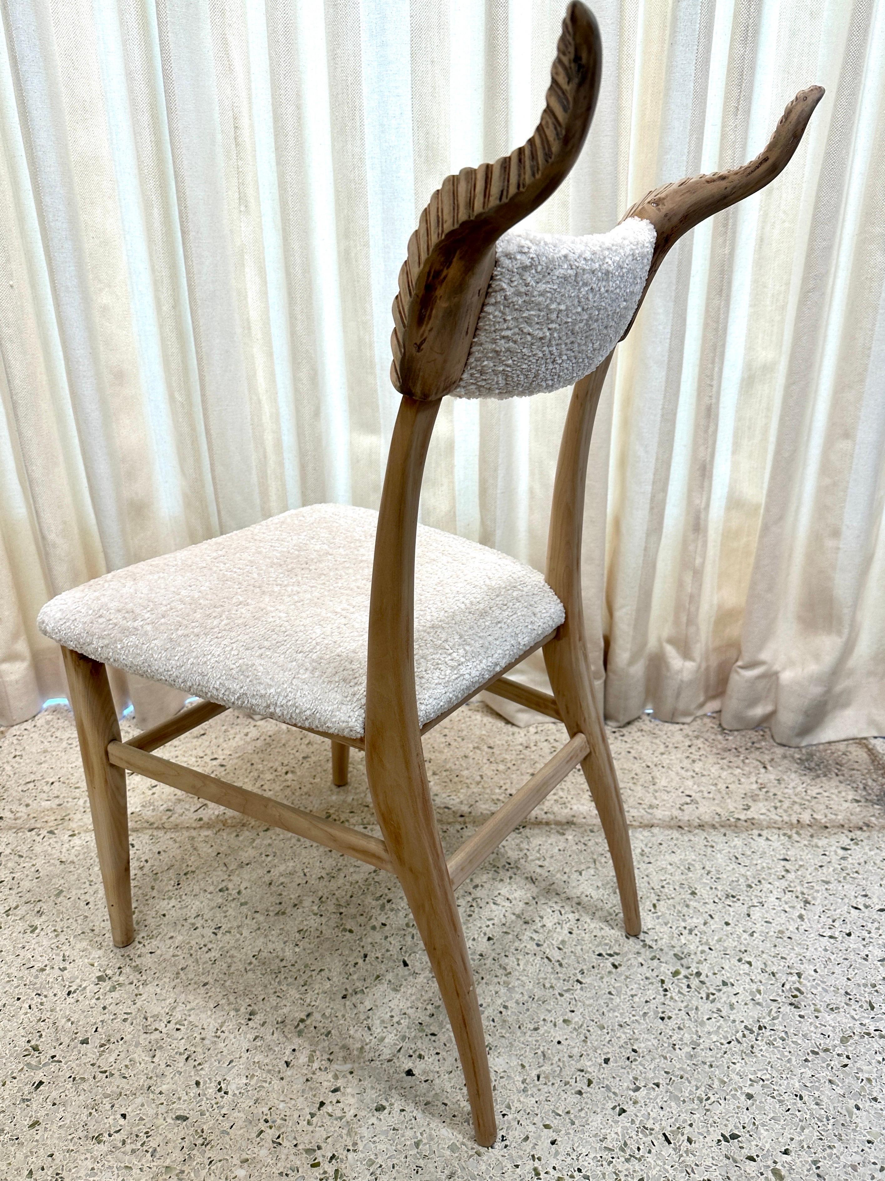 Chaise de bureau/chaise d'appoint chic en bois sculpté avec fleuron en forme de corne Bon état - En vente à East Hampton, NY